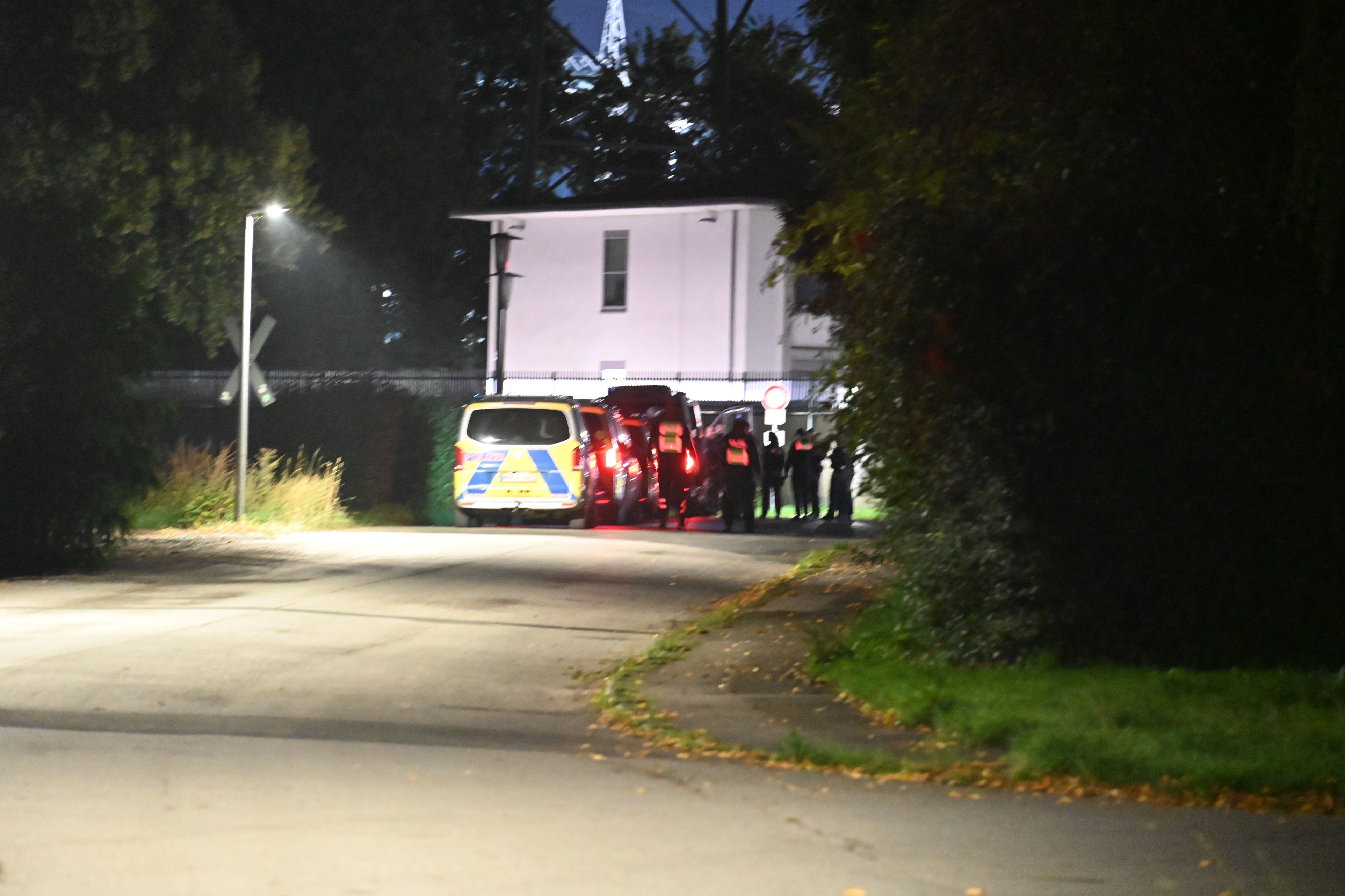 Einsatzkräfte der Polizei am Umspannwerk in Bergheim.
