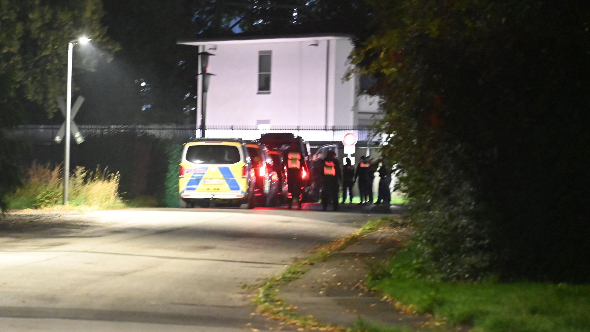 Einsatzkräfte der Polizei am Umspannwerk in Bergheim.