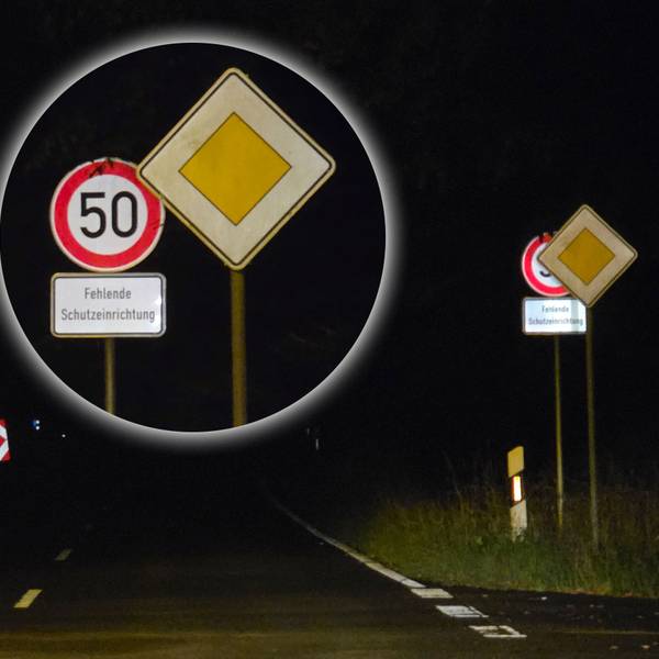 In der Nacht sind Schilder an der Dürschtalstraße bei Kürten-Dürscheid zu sehen.