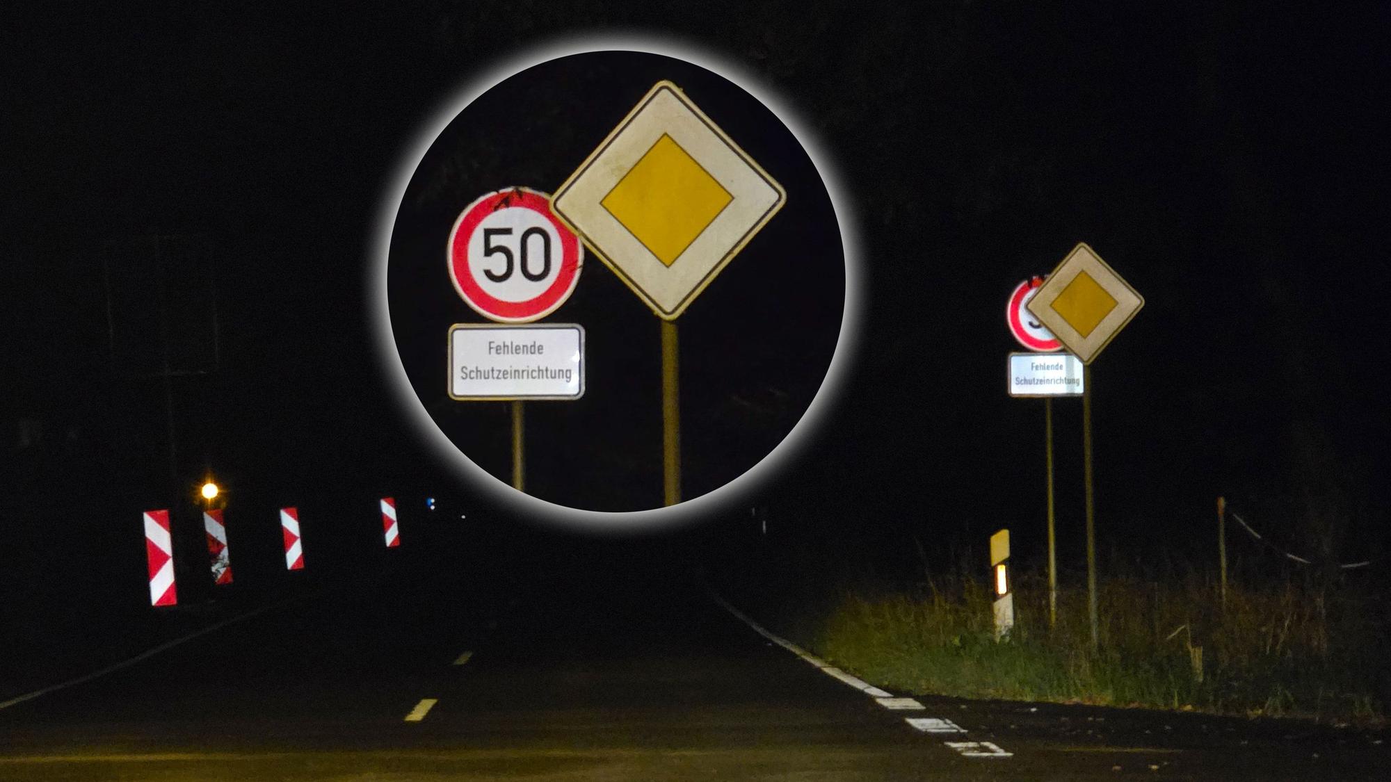 In der Nacht sind Schilder an der Dürschtalstraße bei Kürten-Dürscheid zu sehen.