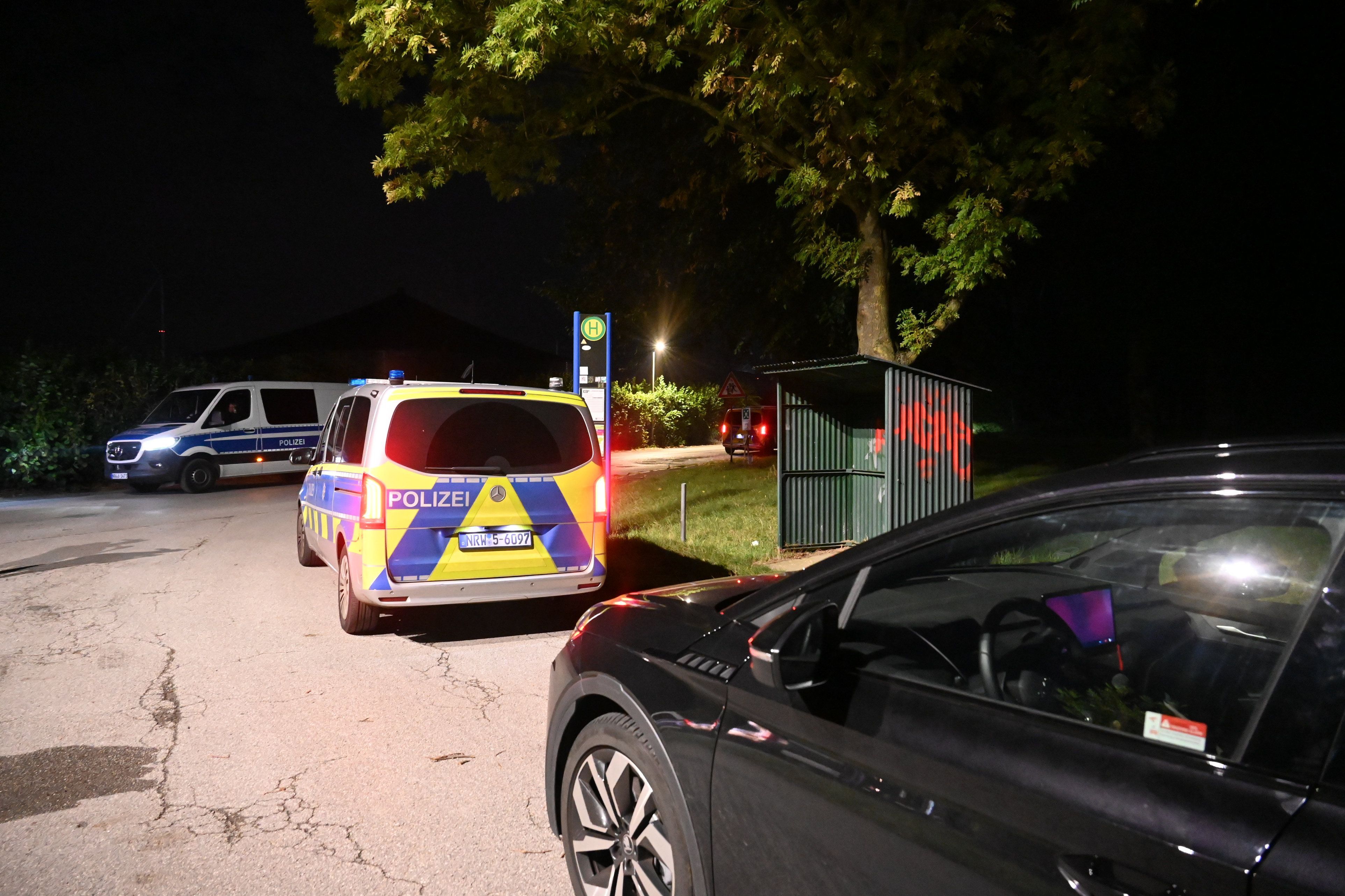 Einsatzkräfte am Werkstor in Bergheim. Über die Art des Anschlags machte die Polizei keine Angaben. Verletzte gab es wohl keine.