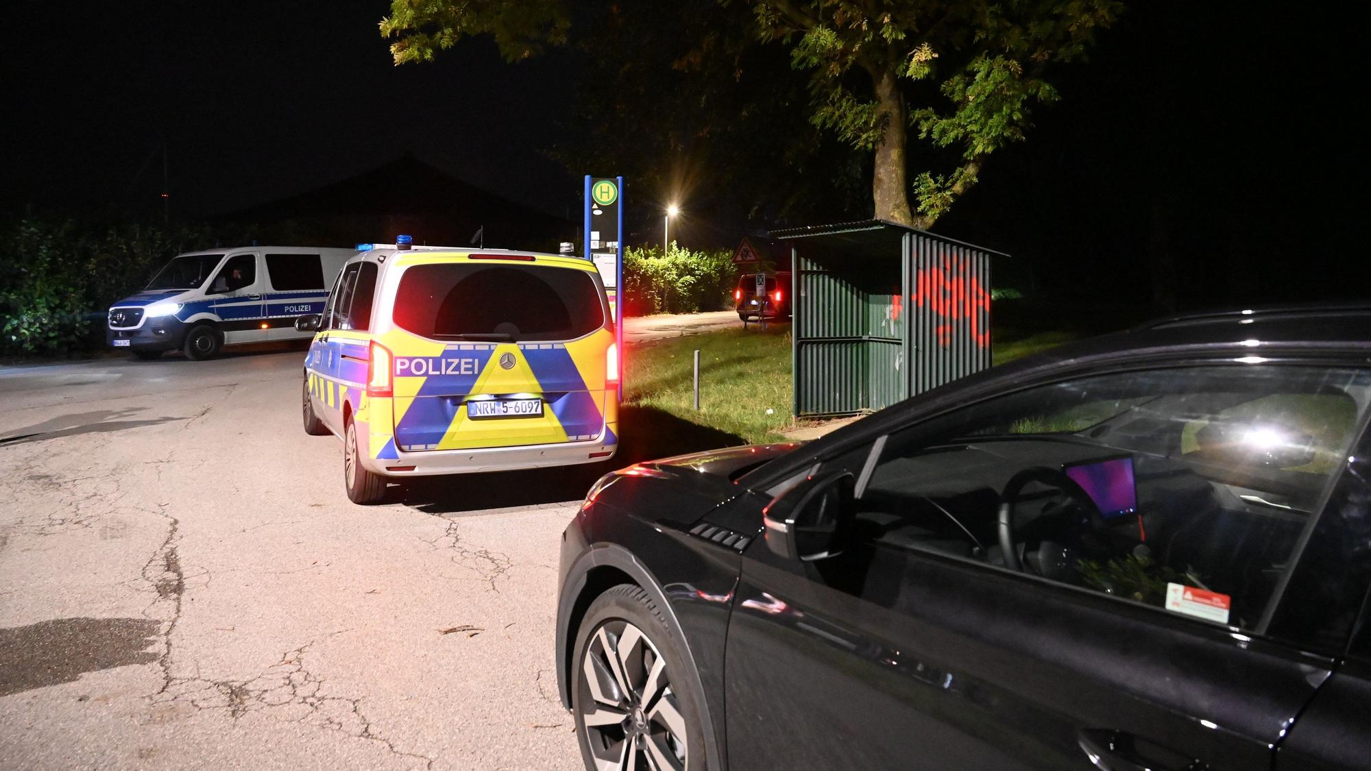 Einsatzkräfte am Werkstor in Bergheim. Über die Art des Anschlags machte die Polizei keine Angaben. Verletzte gab es wohl keine.