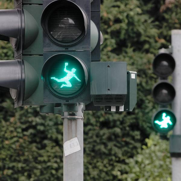 Ein Handballer als grünes Ampelmännchen.