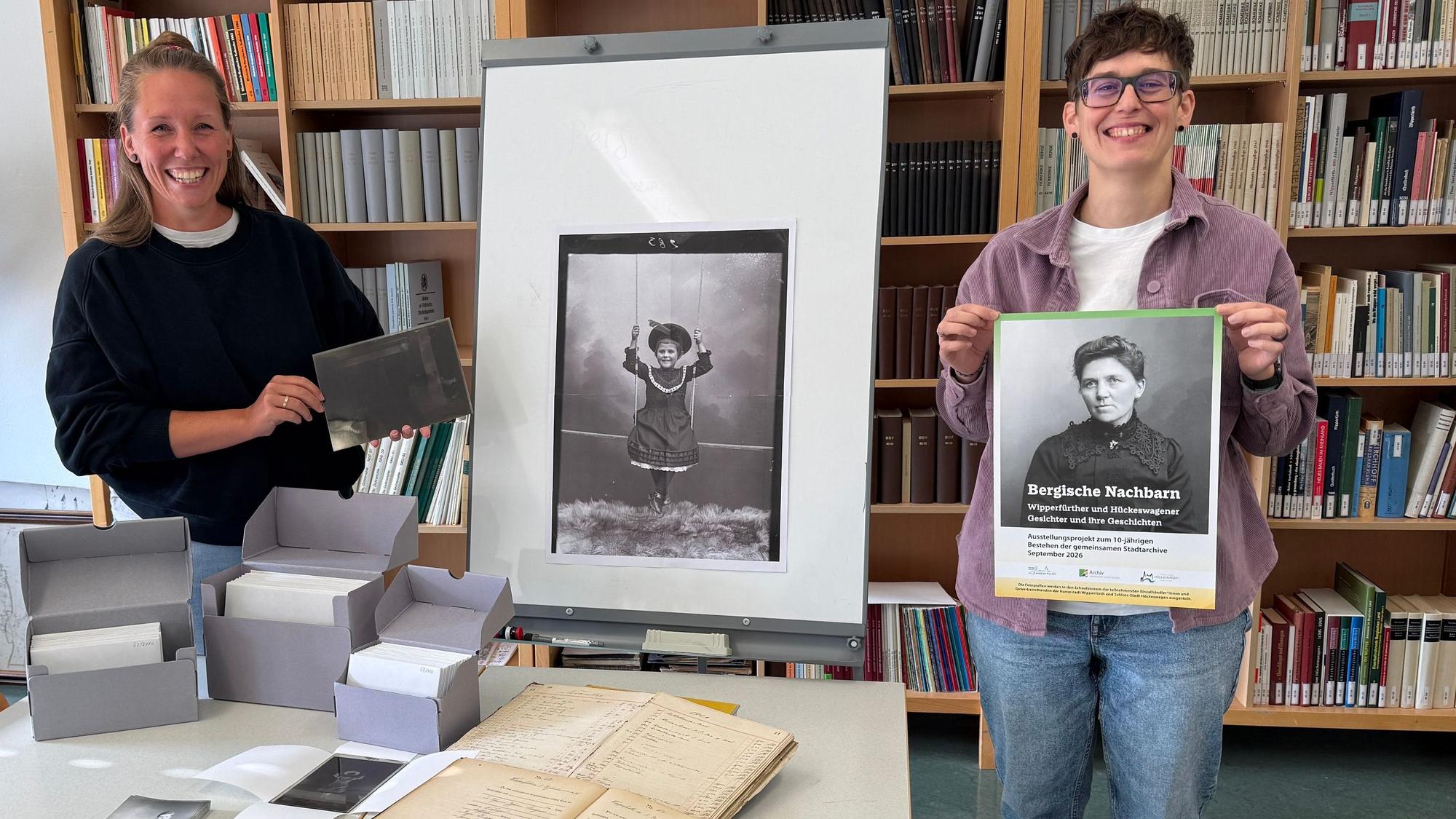 Die Aufnahme zeigt die Archivarinnen Esther Klein (links) und Sarah Zeppenfeld (rechts).