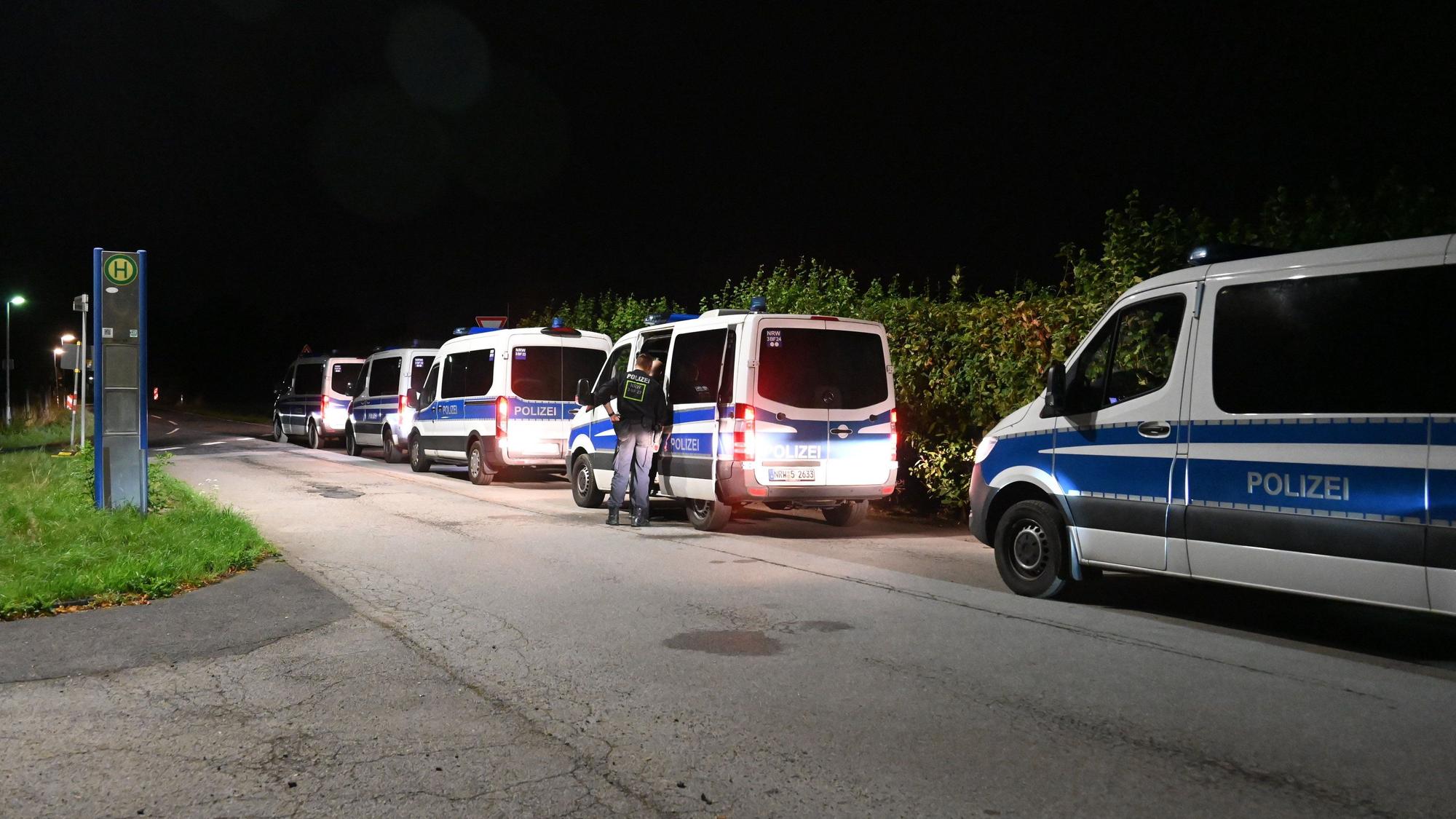 Einsatzfahrzeuge der Polizei stehen vor dem Umspannwerk in Bergheim.
