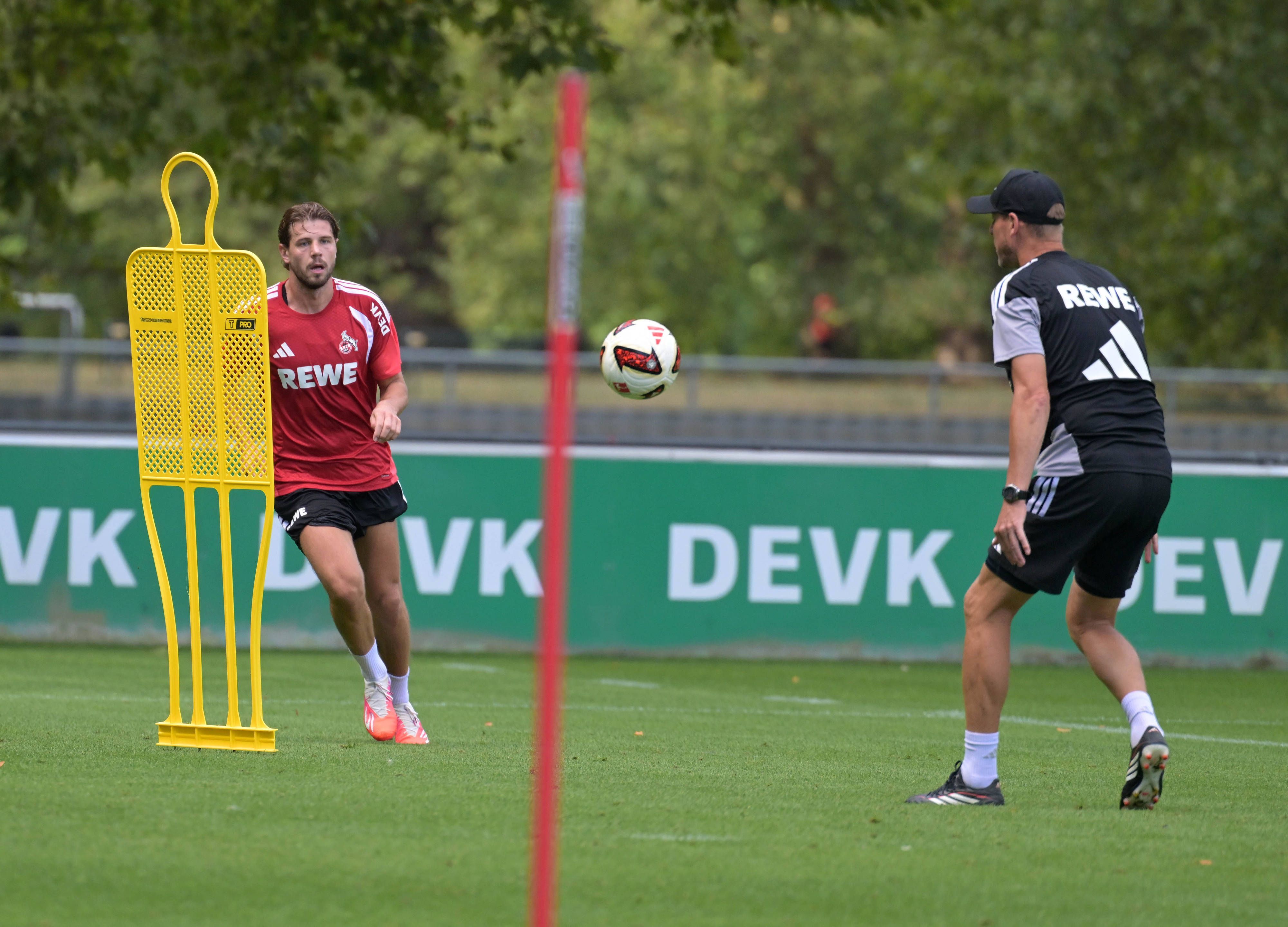 07.08.2026, xophax, Fussball 1.Bundesliga, 1.FC Koeln Training auf Platz 1 am Geissbockheim . Training der Profis vor dem Abendspiel gegen Real San Sebastian. Imad Rondic  1.FC Köln  trainierte allein mit Co-Trainer Kevin McKenna. Kitzbühel *** August 7, 2026, xophax, Soccer, Bundesliga 1, 1. FC Köln Training on Field 1 at Geissbockheim: The pros train ahead of the evening match against Real San Sebastian. Imad Rondic of 1. FC Köln trained alone with assistant coach Kevin McKenna in Kitzbühel.