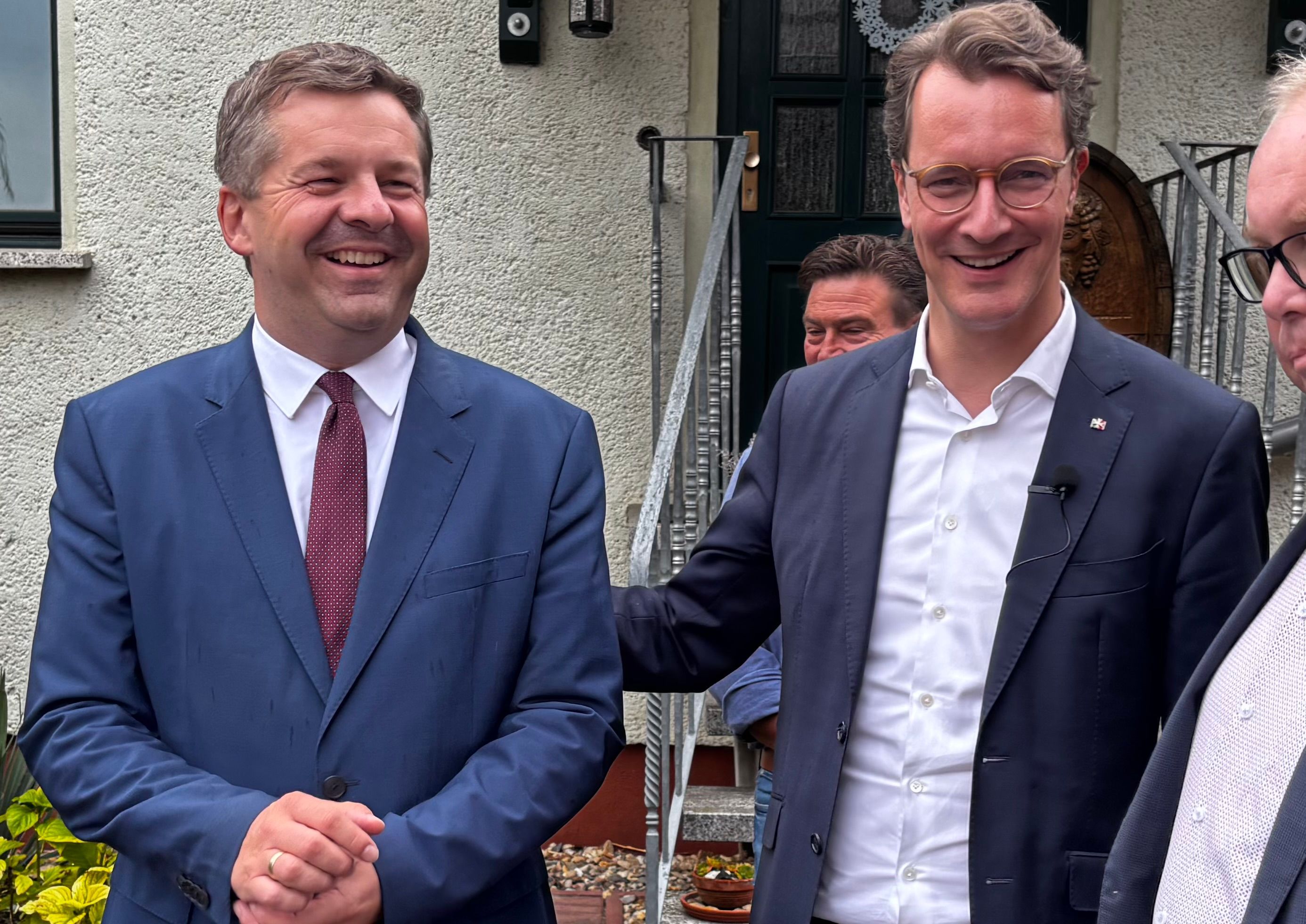 Hendrik Wüst macht CDU-Wahlwerbung für CDU-Spitzenkandidat Sven Schulze (links).