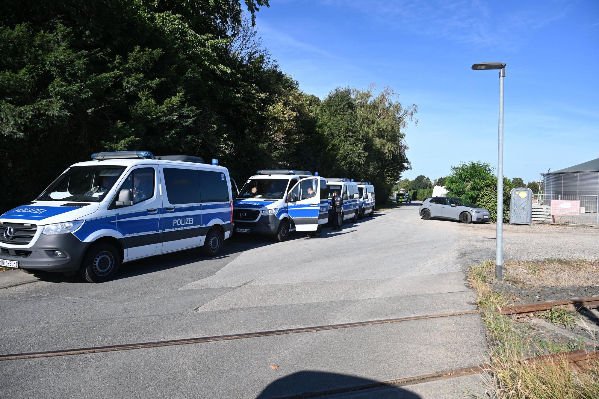 Auch am Morgen nach dem Anschlag in Bergheim ist die die Polizei weiter mit vielen Einsatzkräften vor Ort am Umspannwerk.