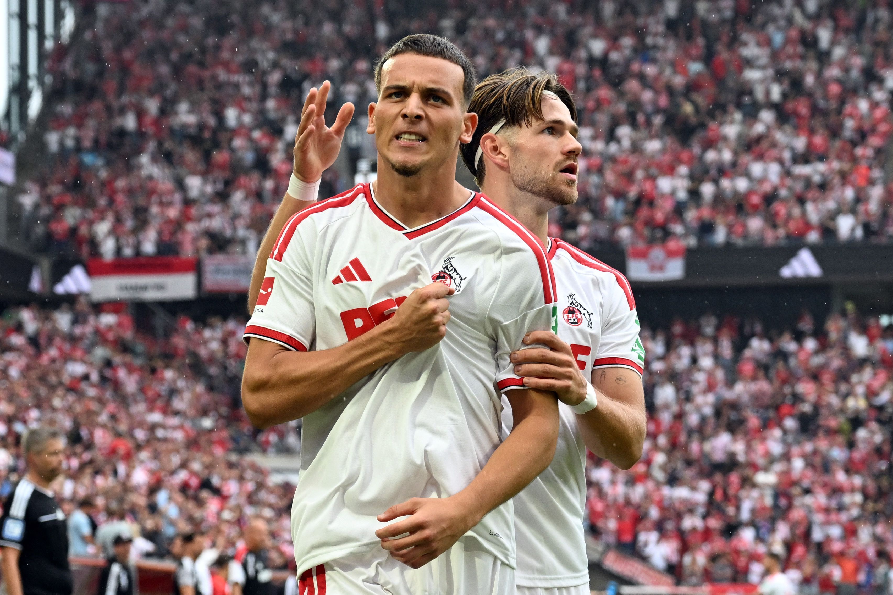 ARCHIV - 29.08.2026, Nordrhein-Westfalen, Köln: Fußball, Männer: Bundesliga 1. FC Köln - TSG 1899 Hoffenheim, 1. Spieltag, RheinEnergieStadion, Jan Thielmann (hinten, 1. FC Köln) und Saïd El Mala (1. FC Köln) bejubeln das Tor zum 1:1. (zu dpa: «Einsätze von El Mala und Dallinga in Stuttgart fraglich») Foto: Federico Gambarini/dpa - WICHTIGER HINWEIS: Gemäß den Vorgaben der Bundesliga bzw. des DFB Deutscher Fußball-Bund ist es untersagt, in dem Stadion und/oder vom Spiel angefertigte Fotoaufnahmen in Form von Sequenzbildern und/oder videoähnlichen Fotostrecken zu verwerten bzw. verwerten zu lassen. +++ dpa-Bildfunk +++