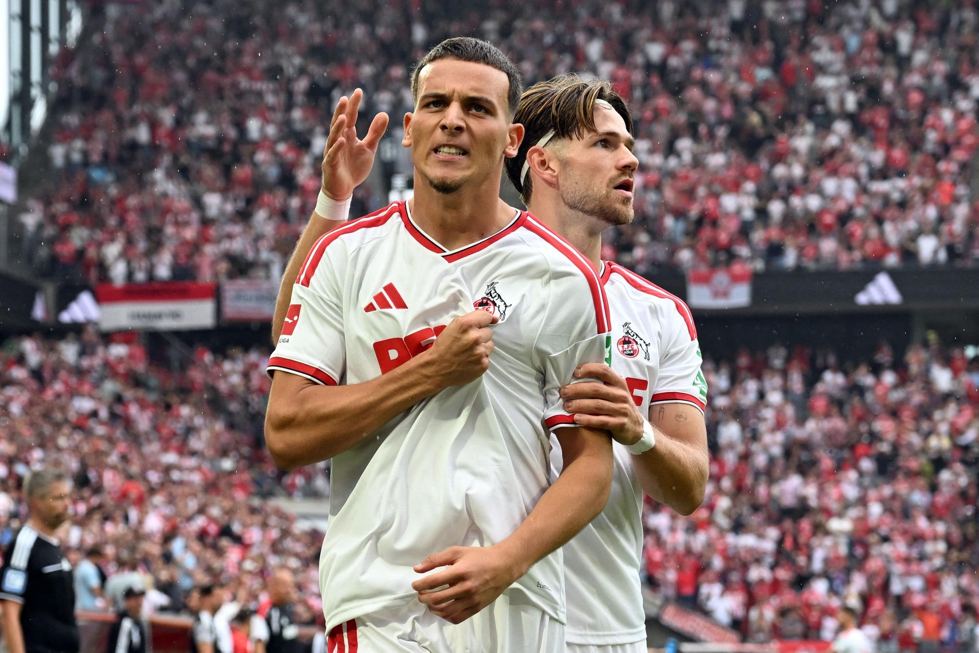 ARCHIV - 29.08.2026, Nordrhein-Westfalen, Köln: Fußball, Männer: Bundesliga 1. FC Köln - TSG 1899 Hoffenheim, 1. Spieltag, RheinEnergieStadion, Jan Thielmann (hinten, 1. FC Köln) und Saïd El Mala (1. FC Köln) bejubeln das Tor zum 1:1. (zu dpa: «Einsätze von El Mala und Dallinga in Stuttgart fraglich») Foto: Federico Gambarini/dpa - WICHTIGER HINWEIS: Gemäß den Vorgaben der Bundesliga bzw. des DFB Deutscher Fußball-Bund ist es untersagt, in dem Stadion und/oder vom Spiel angefertigte Fotoaufnahmen in Form von Sequenzbildern und/oder videoähnlichen Fotostrecken zu verwerten bzw. verwerten zu lassen. +++ dpa-Bildfunk +++