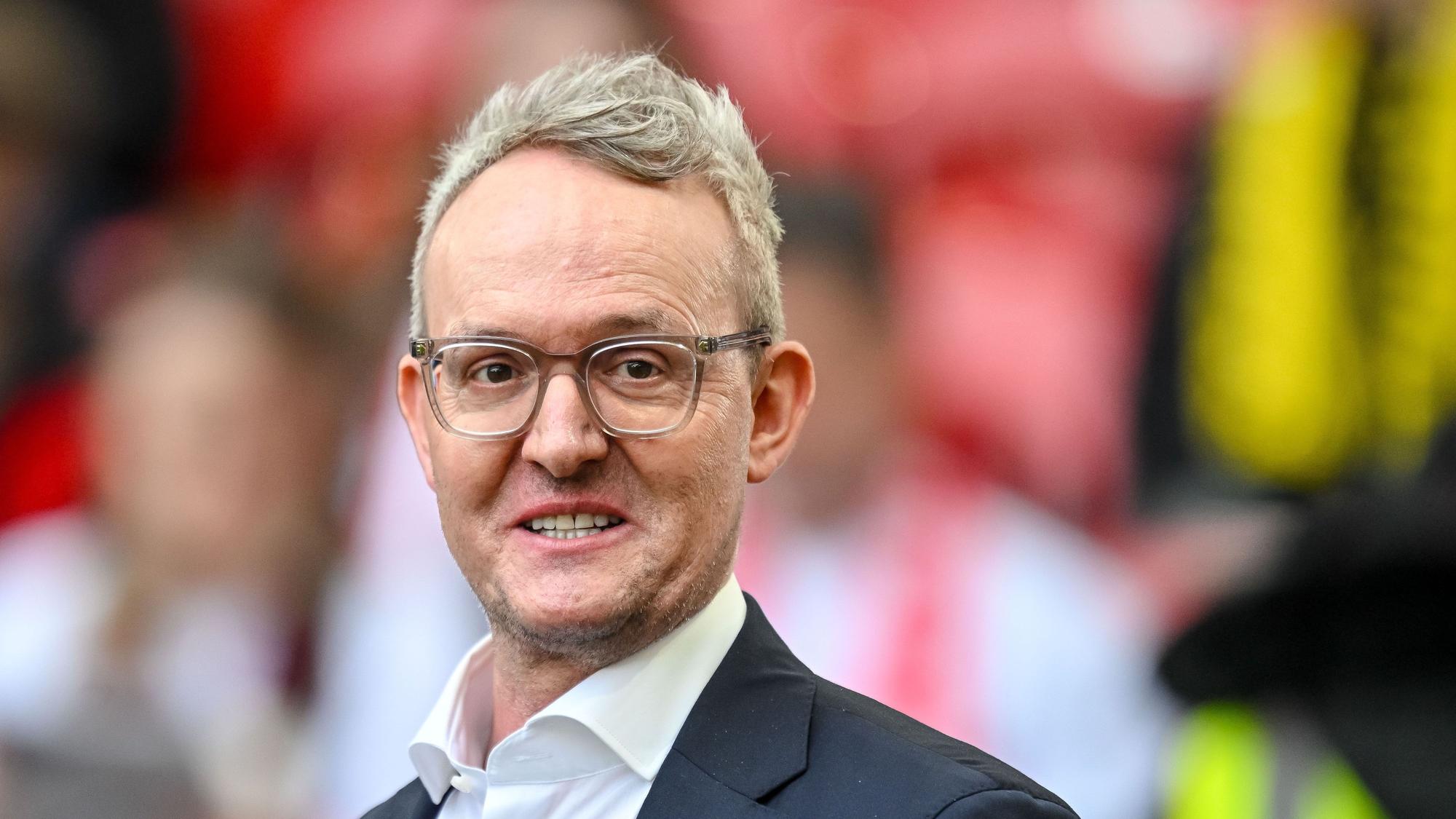 ARCHIV - 04.04.2026, Baden-Württemberg, Stuttgart: Fußball, Männer: Bundesliga, VfB Stuttgart - Borussia Dortmund, 28. Spieltag, MHPArena. Vorstandsvorsitzender Alexander Wehrle (VfB Stuttgart) steht vor dem Spiel im Stadion. (zu dpa: «VfB-Chef Wehrle: Keine Sorgen wegen «Weltmarken-Bündnis»») Foto: Harry Langer/dpa +++ dpa-Bildfunk +++