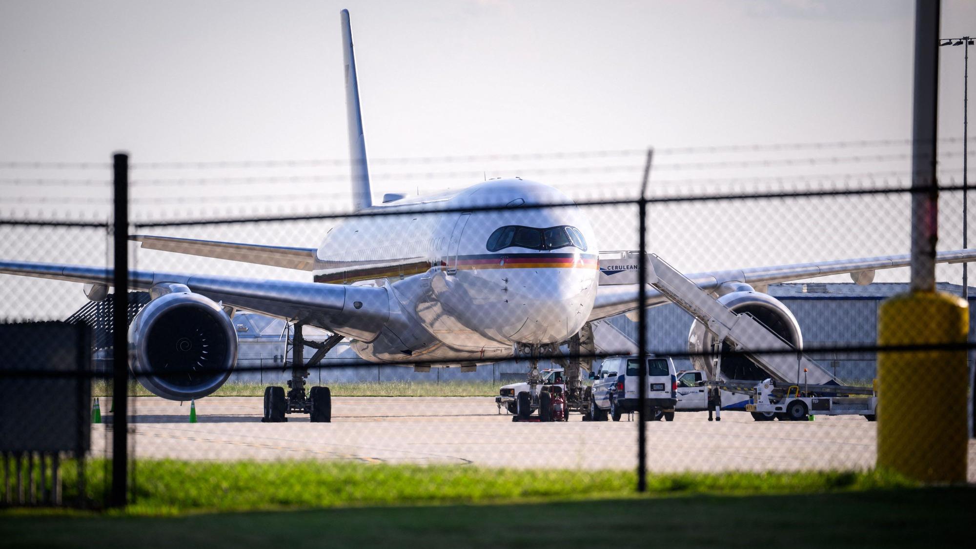 Der Airbus A350 der Flugbereitschaft der Bundeswehr, der eigentlich schon mit Bundesfinanzminister Klingbeil auf dem Weg nach Berlin sein sollte, steht auf dem Rollfeld vom Flughafen Greenville-Spartanburg International Airport.