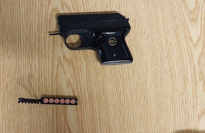 Die von der Bundespolizei sichergestellte Waffe liegt auf einem Tisch.