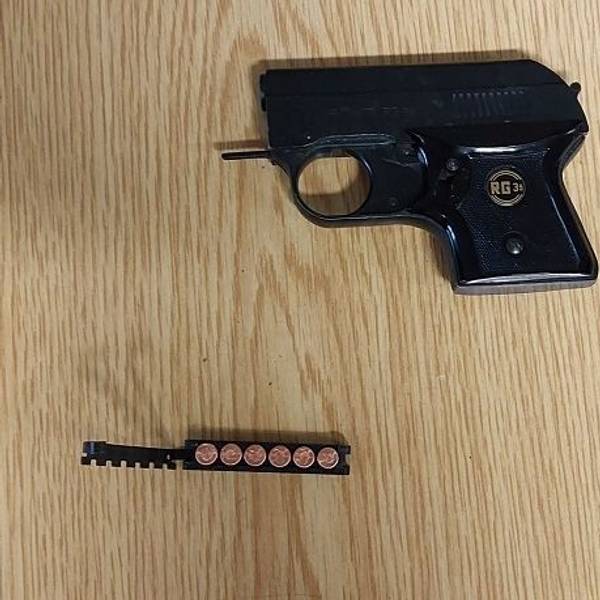Die von der Bundespolizei sichergestellte Waffe liegt auf einem Tisch.