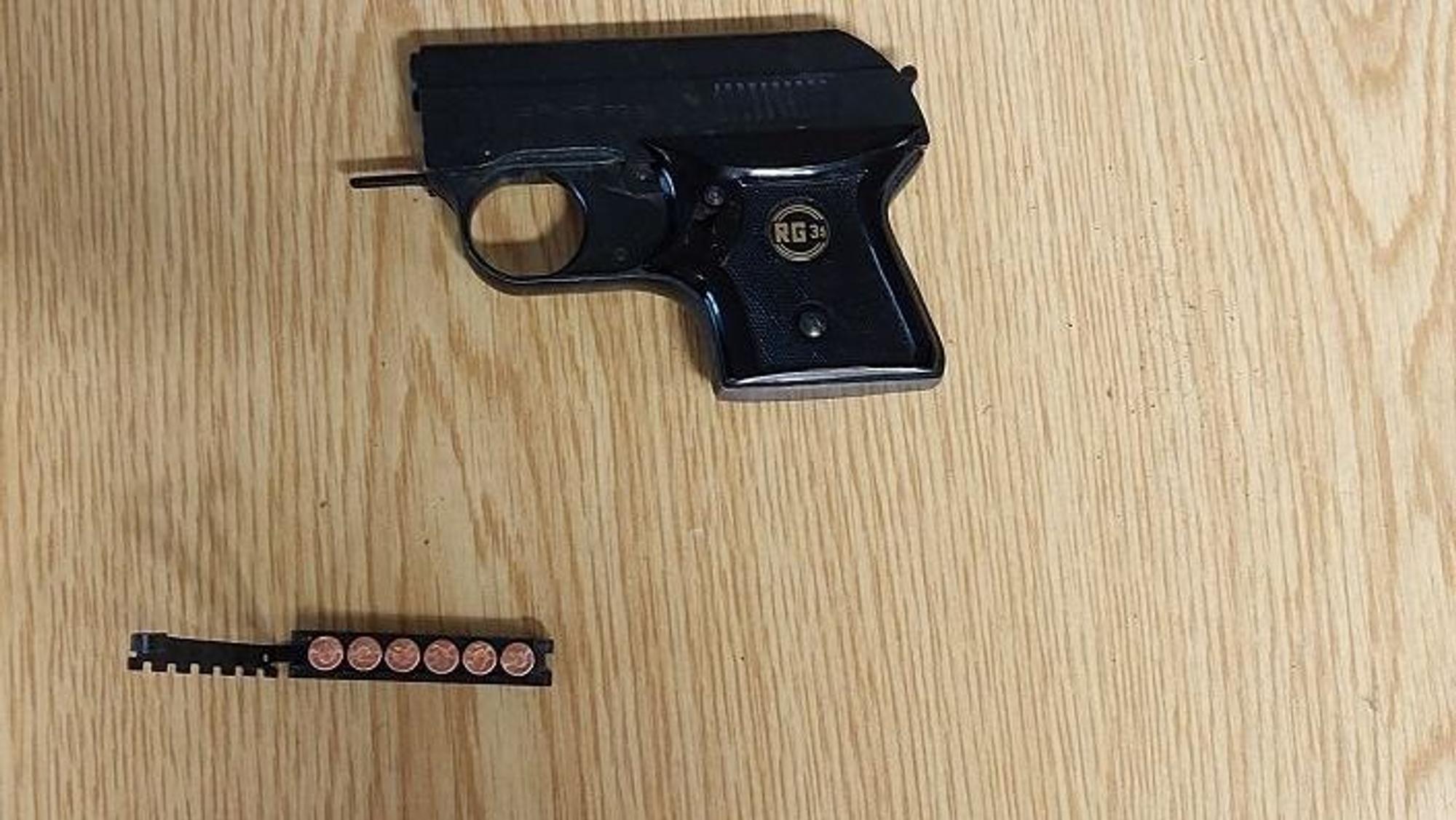Die von der Bundespolizei sichergestellte Waffe liegt auf einem Tisch.