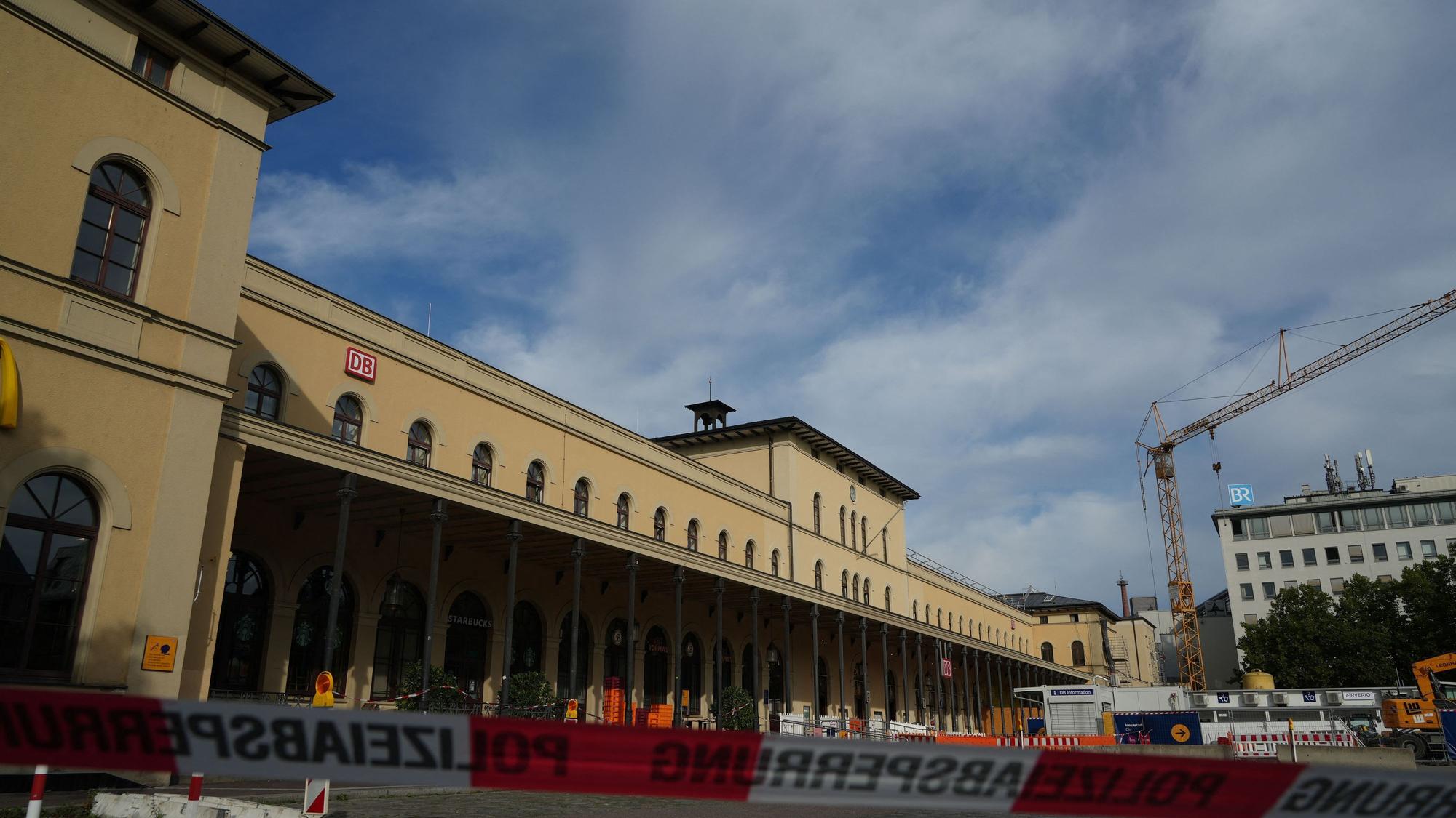 Ein Absperrband der Polizei soll den Zugang zum Hauptbahnhof in Augsburg verhindern.
