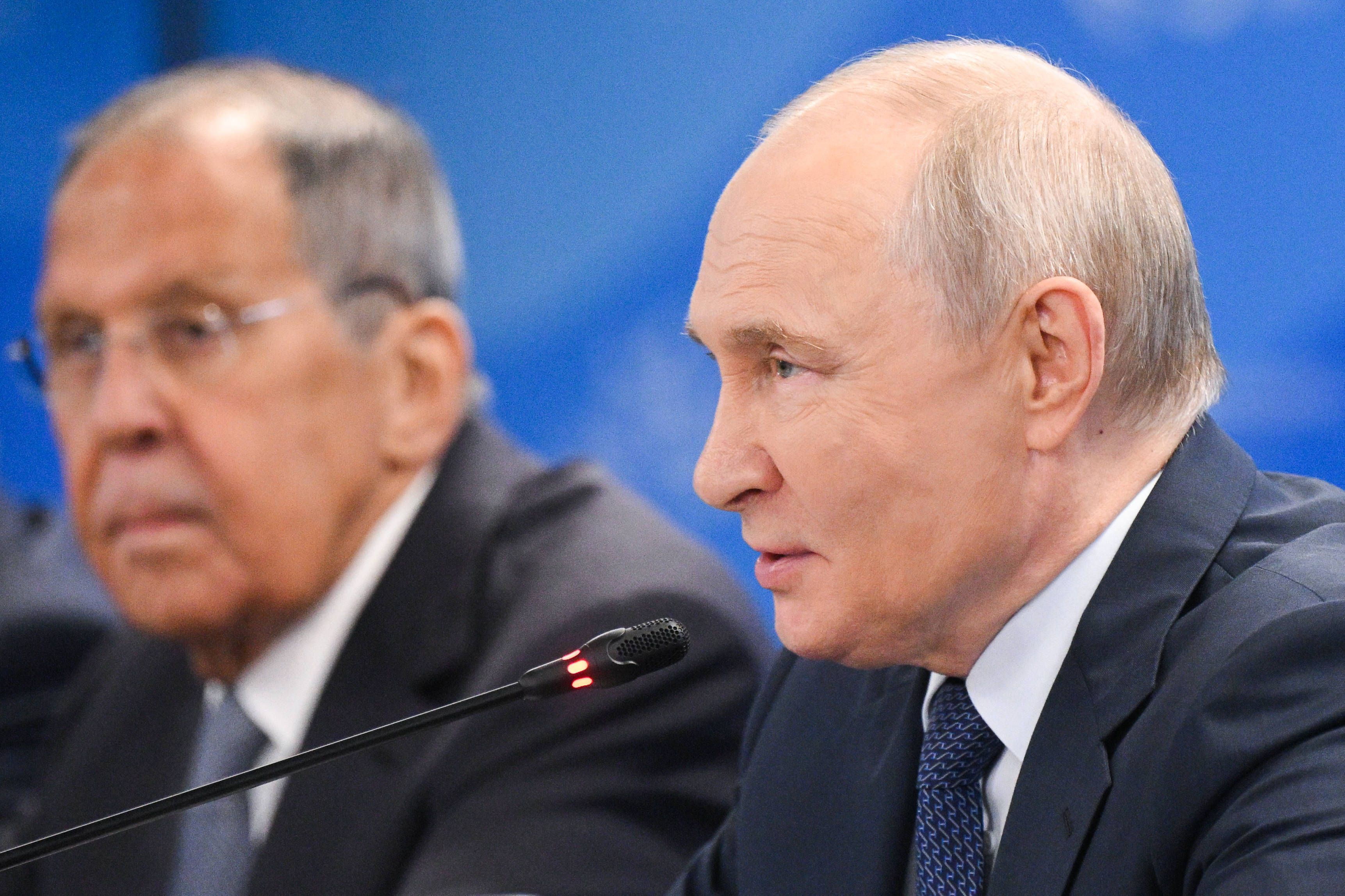 Kremlchef Wladimir Putin (r.) zusammen mit seinem dienstältesten Kabinettsmitglied, Außenminister Sergej Lawrow.