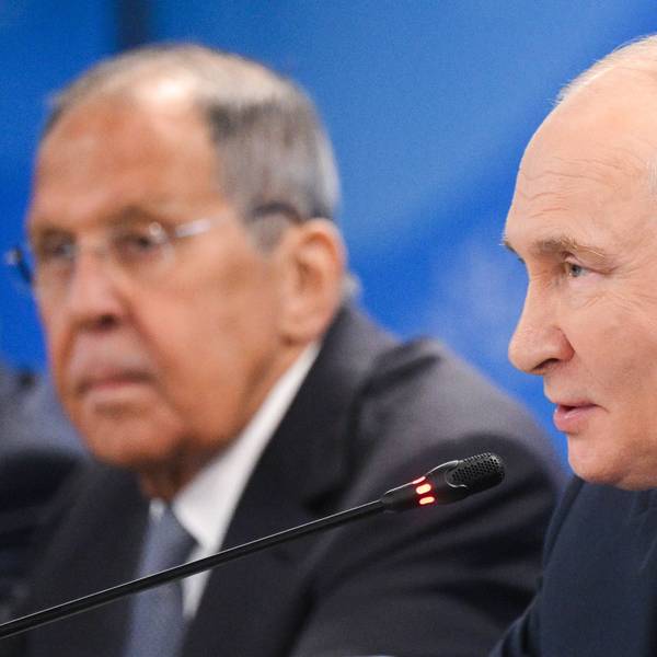 Kremlchef Wladimir Putin (r.) zusammen mit seinem dienstältesten Kabinettsmitglied, Außenminister Sergej Lawrow.