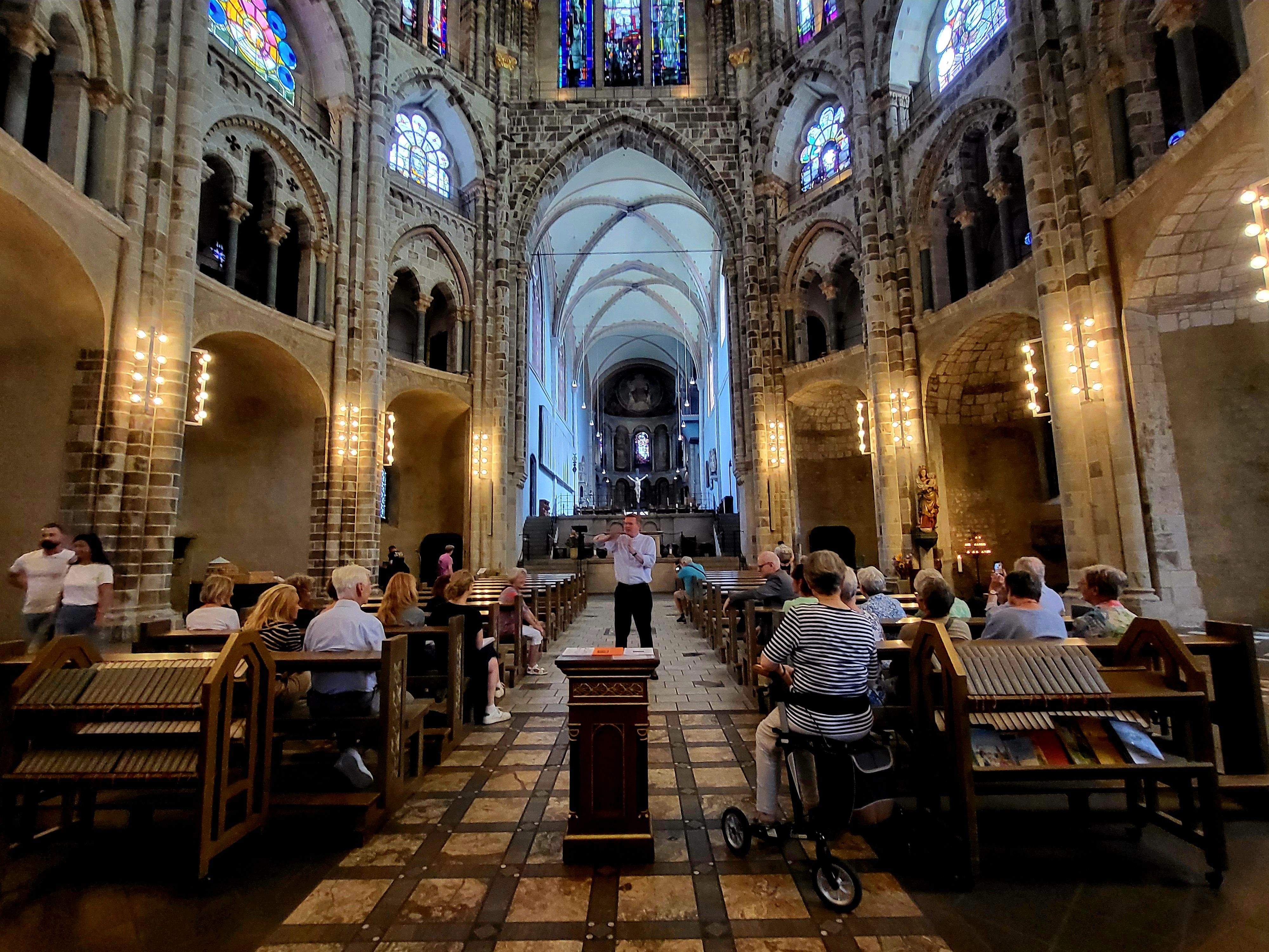 Pfarrer Dominik Meiering erzählt in St. Gereon vom Namensgeber der Kirche.