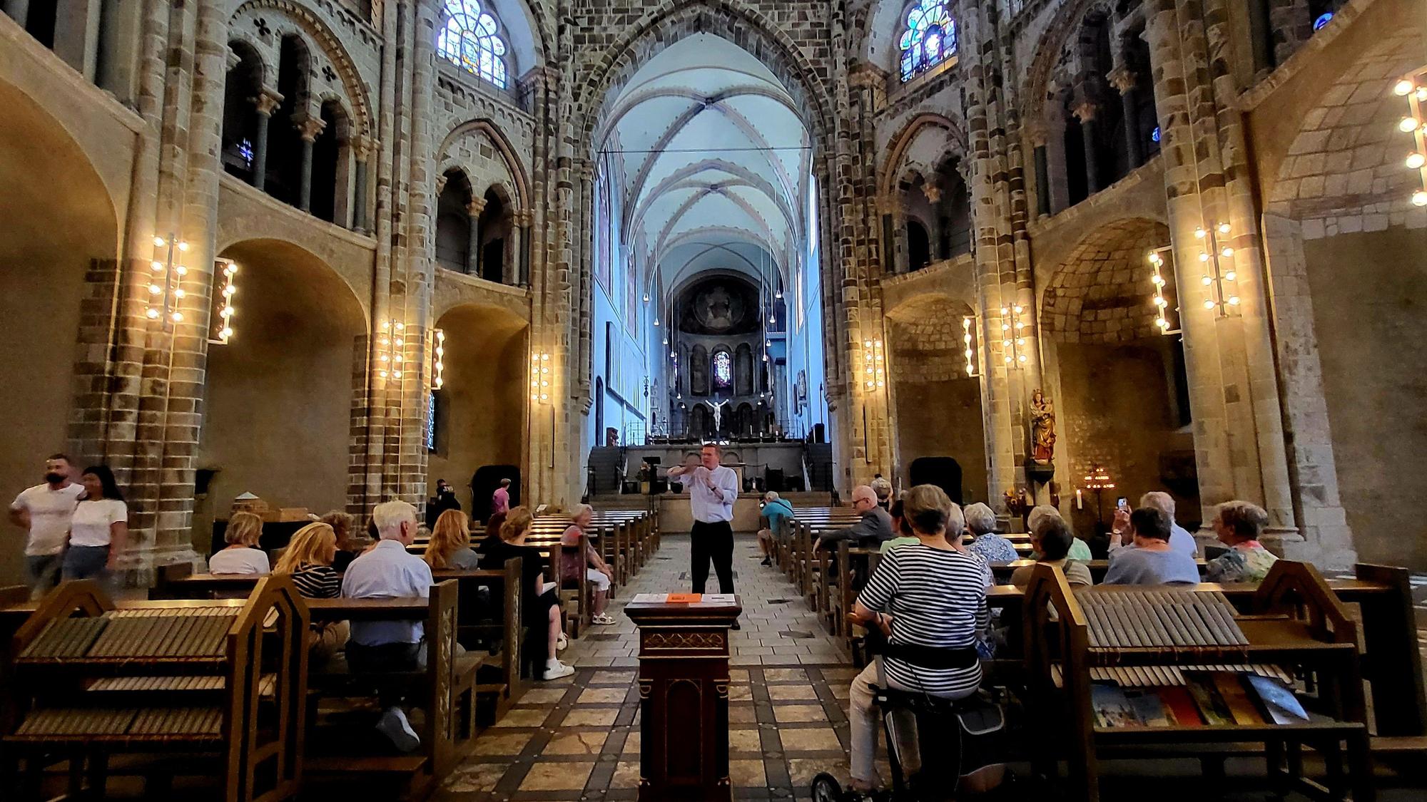 Pfarrer Dominik Meiering erzählt in St. Gereon vom Namensgeber der Kirche.