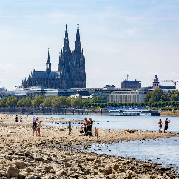 Blick auf den Rhein und den Kölner Dom.
