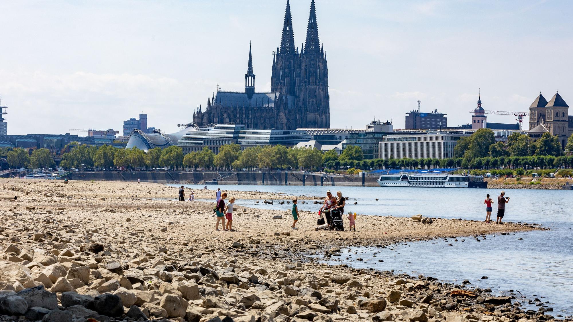 Blick auf den Rhein und den Kölner Dom.
