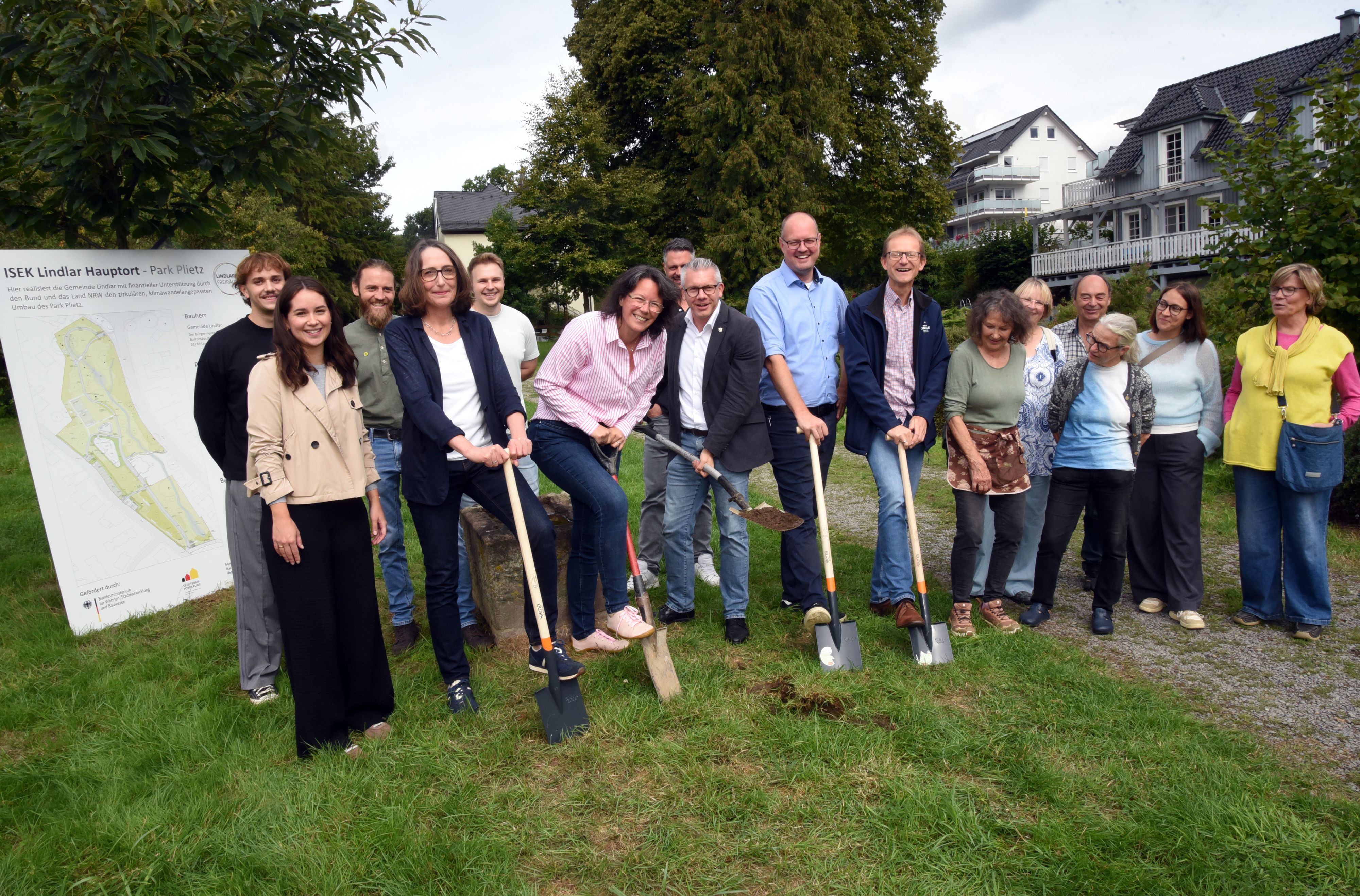 Der offizielle Spatenstich mit den Vertretern des Isek-Projektes für den Park Plietz im Zentrum von Lindlar.