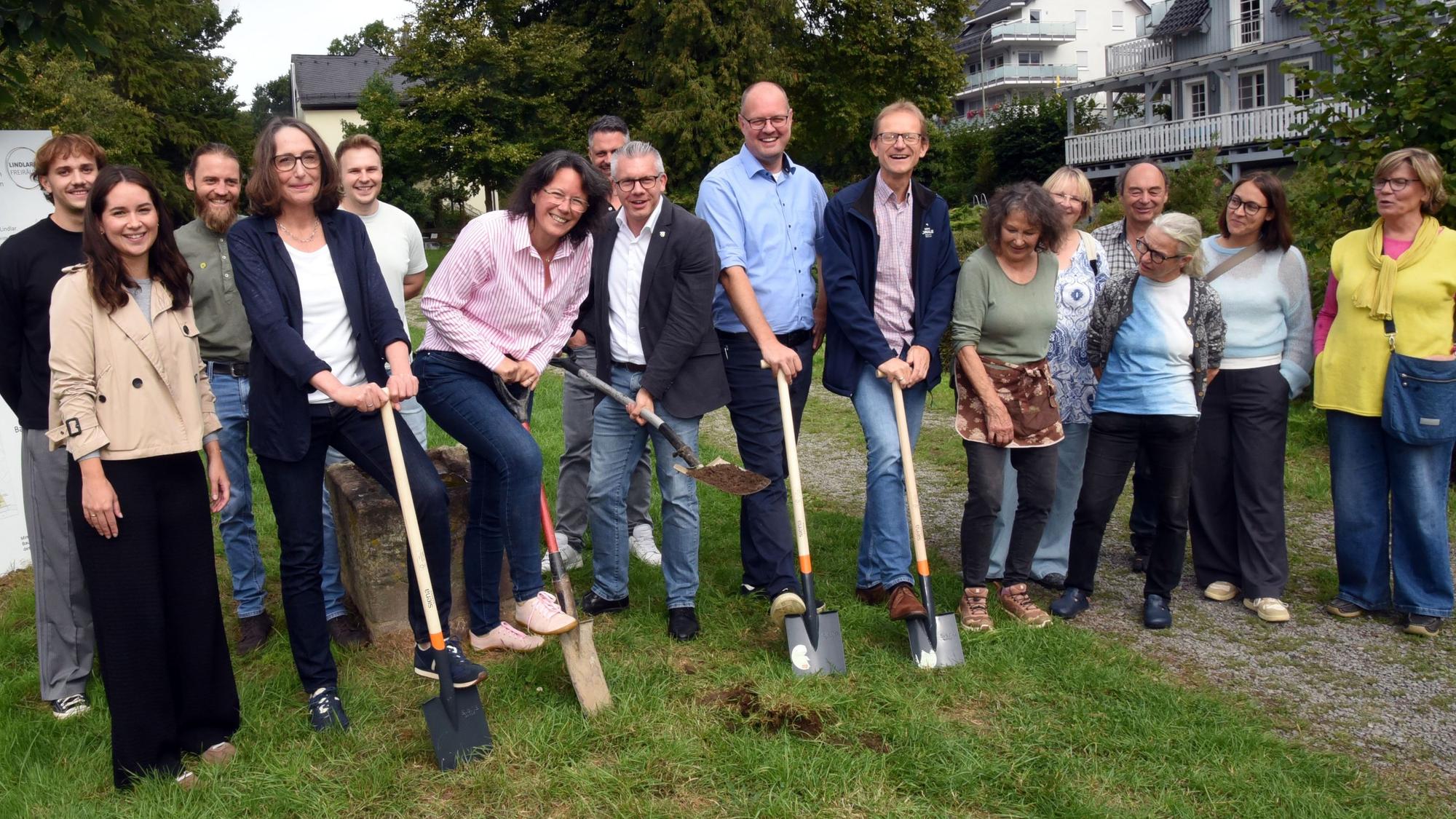 Der offizielle Spatenstich mit den Vertretern des Isek-Projektes für den Park Plietz im Zentrum von Lindlar.