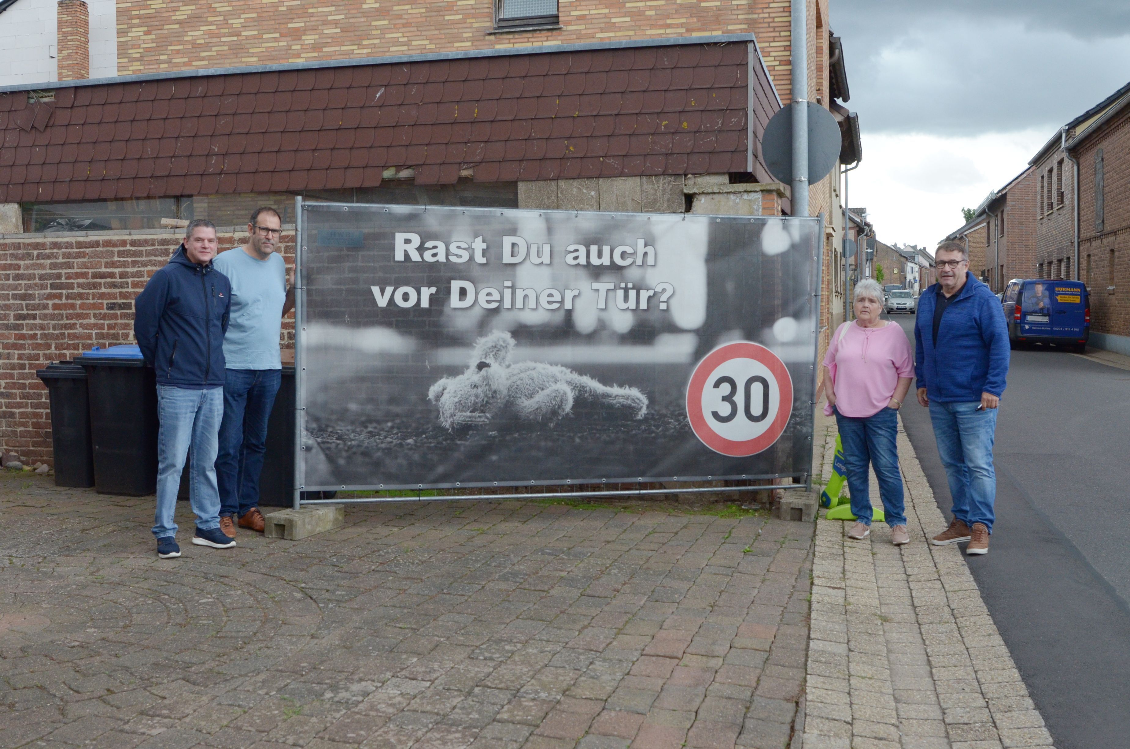 Auf dem Banner sind die Darstellung eines Tempo-30-Schildes und ein Text zu sehen. Er lautet: „Rast Du auch vor Deiner Haustür?“