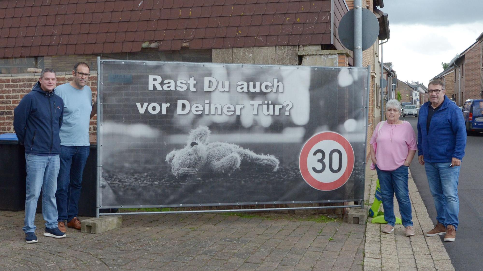 Auf dem Banner sind die Darstellung eines Tempo-30-Schildes und ein Text zu sehen. Er lautet: „Rast Du auch vor Deiner Haustür?“
