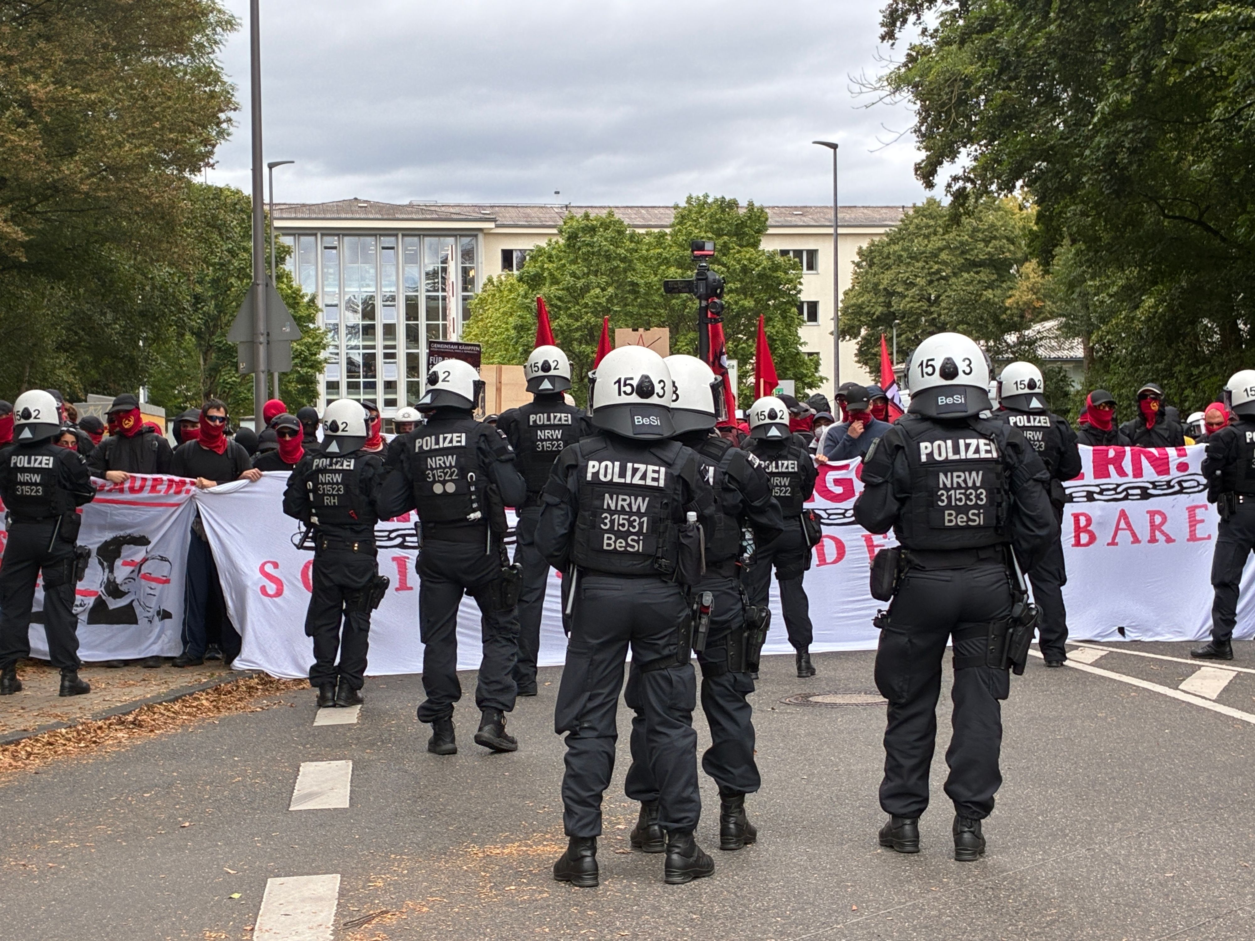 Demonstranten vom Antikriegs-Bündnis „Rheinmetall entwaffnen“ blockieren die Lüttich-Kaserne in Köln.