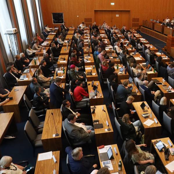 Bei der Ratssitzung legte die Kölner Stadtverwaltung dem Stadtrat ihren Haushaltsplanentwurf für die Jahre 2027/2028 vor.