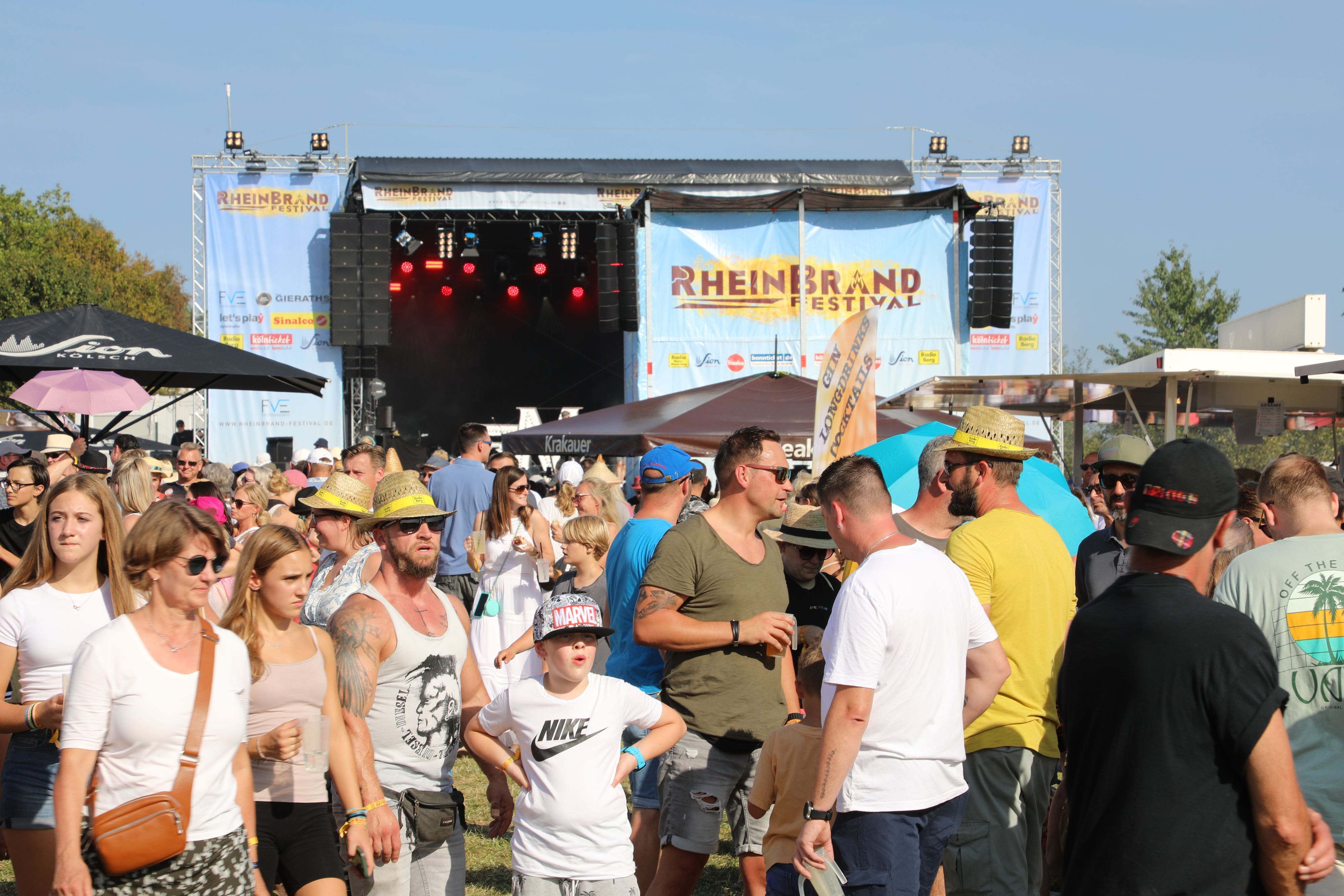 Blick auf Publikum und Bühne des Rheinbrand-Festivals 2023 in Odenthal-Eikamp.