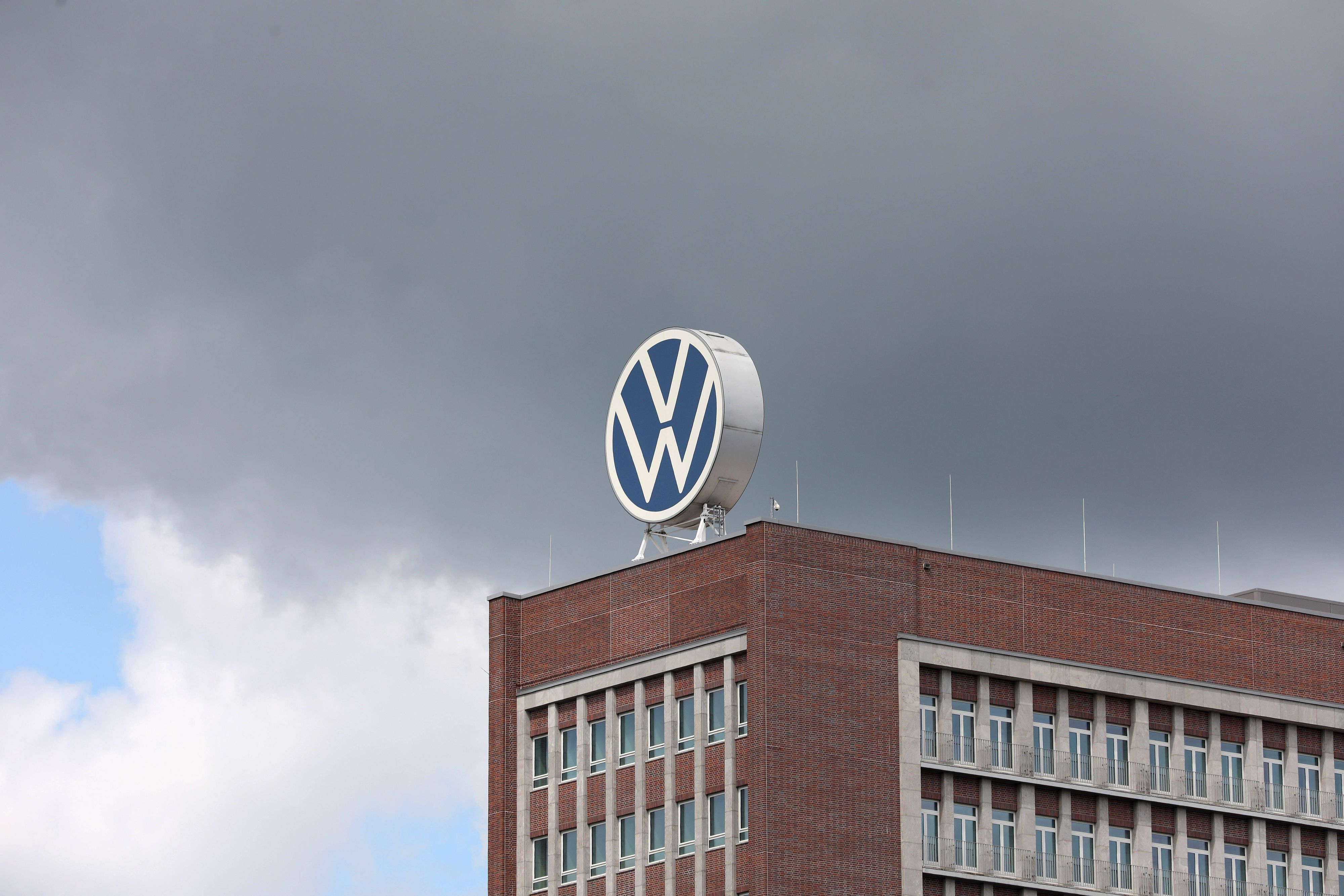 VW-Logo auf dem Werk in Wolfsburg.