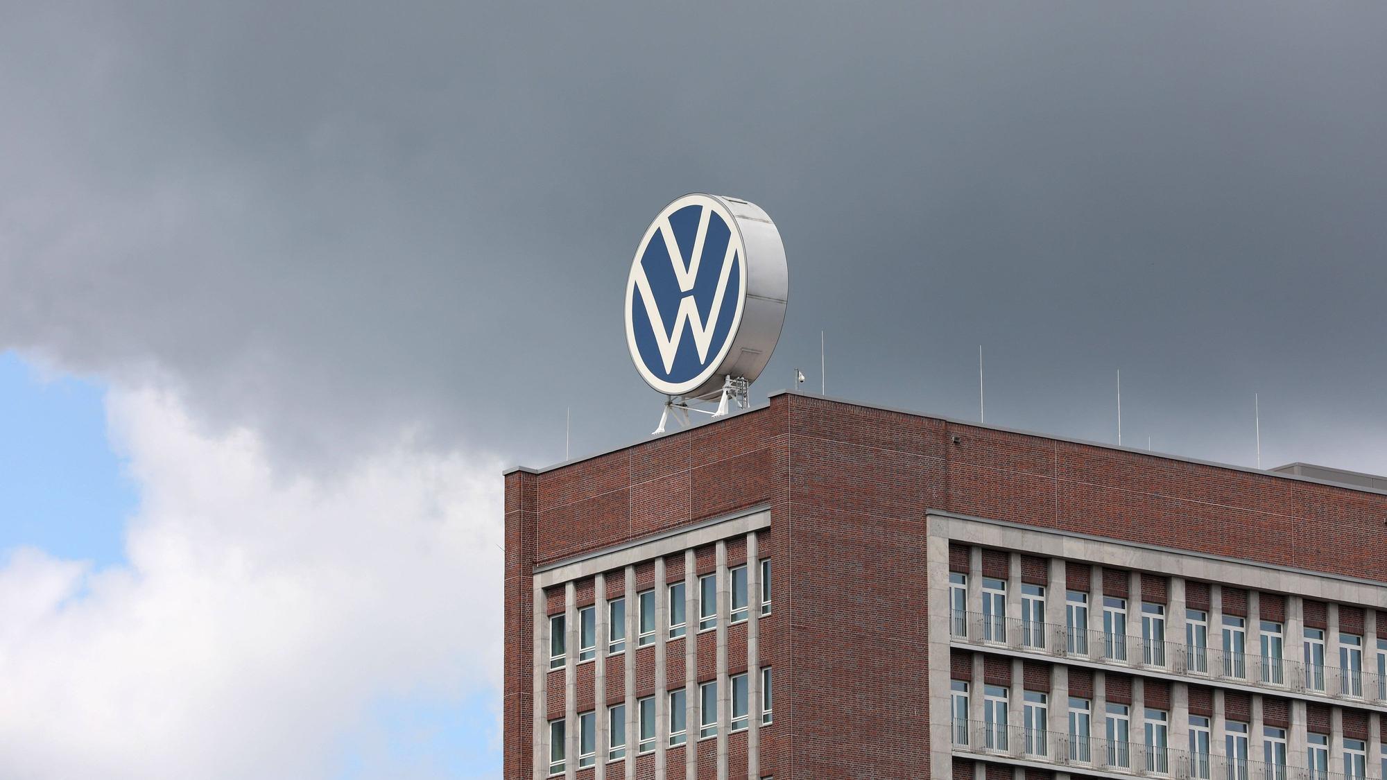 VW-Logo auf dem Werk in Wolfsburg.