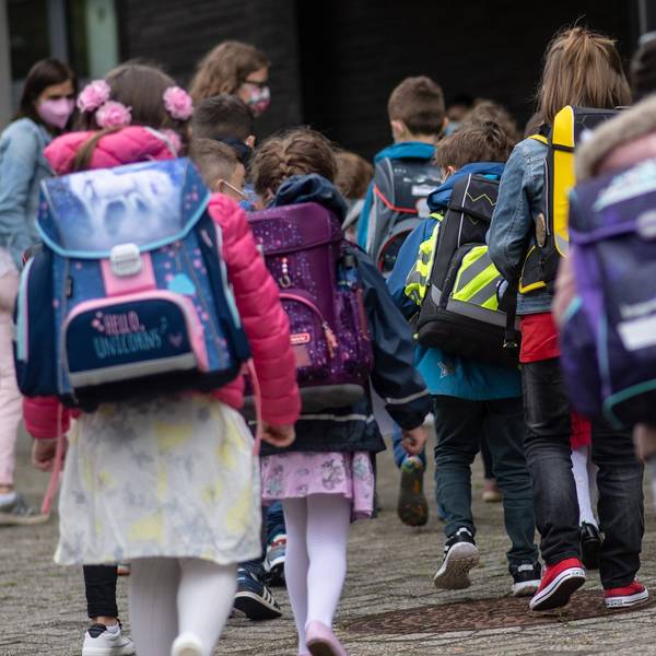 Auf die Schulen auch in Köln sind mit dem Beginn des neuen Schuljahres besondere Herausforderungen zugekommen (Symbolbild mit Grundschülern).
