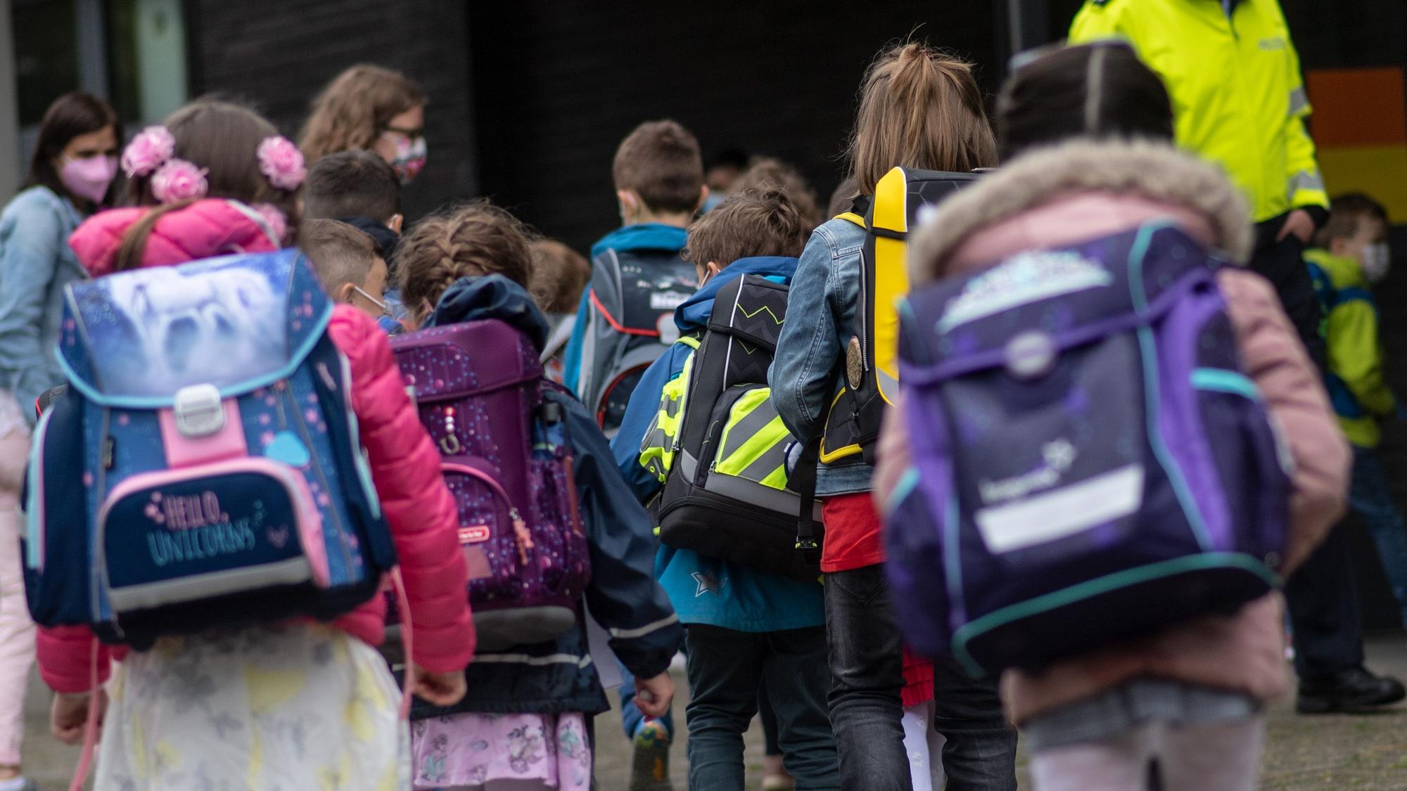 Auf die Schulen auch in Köln sind mit dem Beginn des neuen Schuljahres besondere Herausforderungen zugekommen (Symbolbild mit Grundschülern).