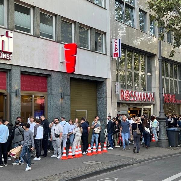 Schlange vor dem „Umami Kebabkunst“ am Zülpicher Platz. Hier braucht es schon eine Absperrung.