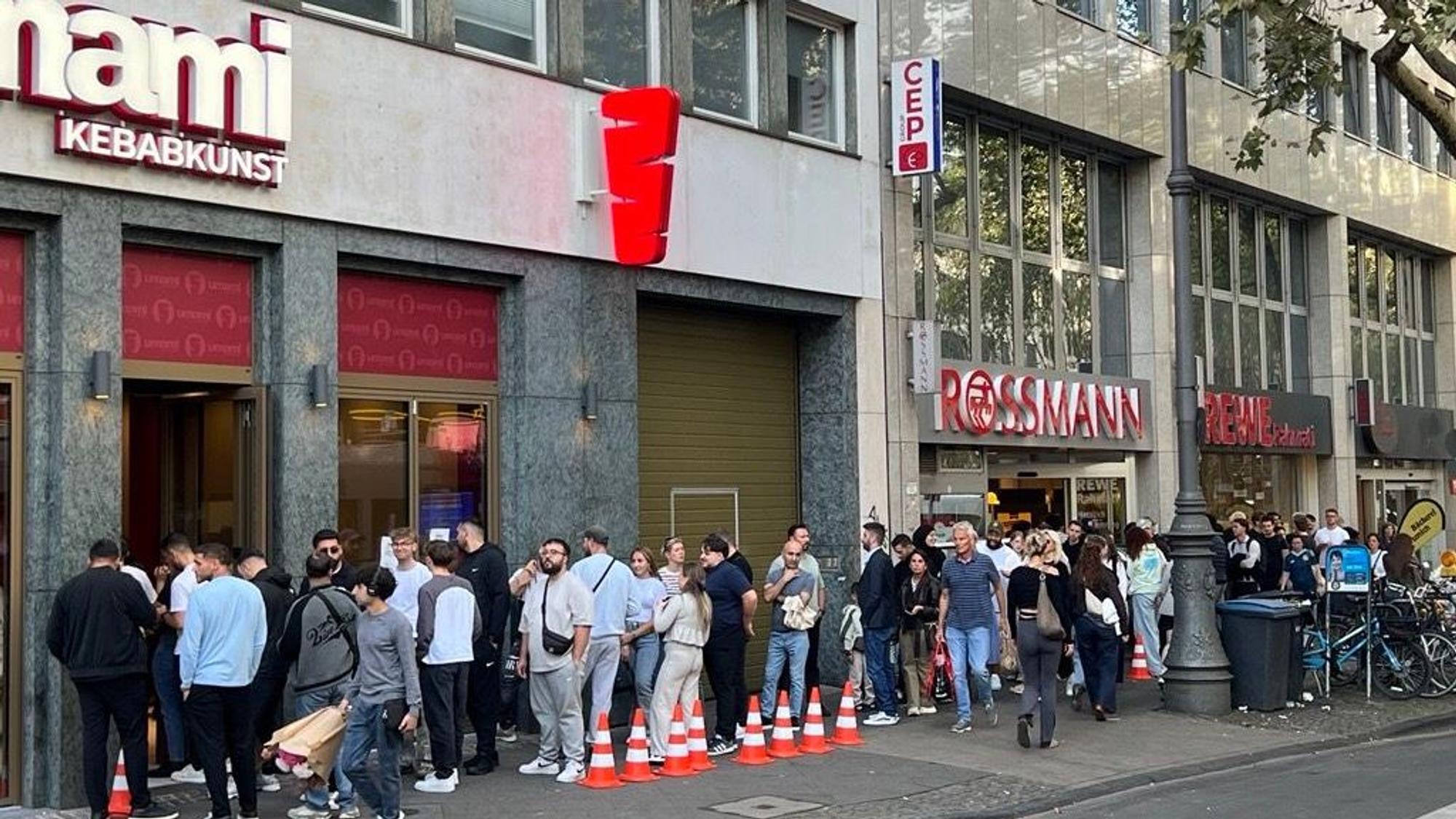 Schlange vor dem „Umami Kebabkunst“ am Zülpicher Platz. Hier braucht es schon eine Absperrung.