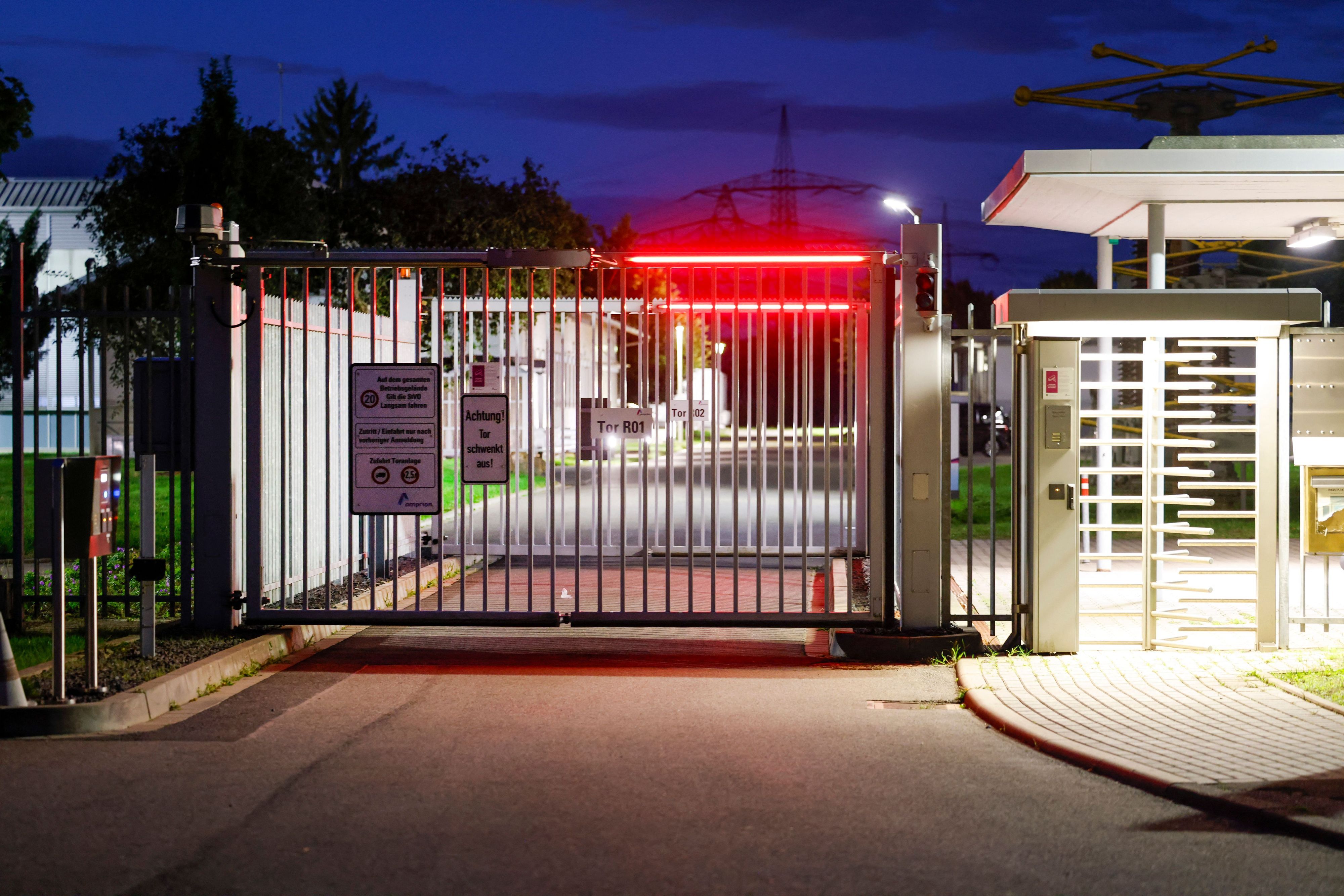 03.09.2026, Nordrhein-Westfalen, Bergheim: Ein Tor sichert die Zufahrt zu einem Umspannwerk des Netzbetreibers Amprion. Foto: Thomas Banneyer/dpa +++ dpa-Bildfunk +++