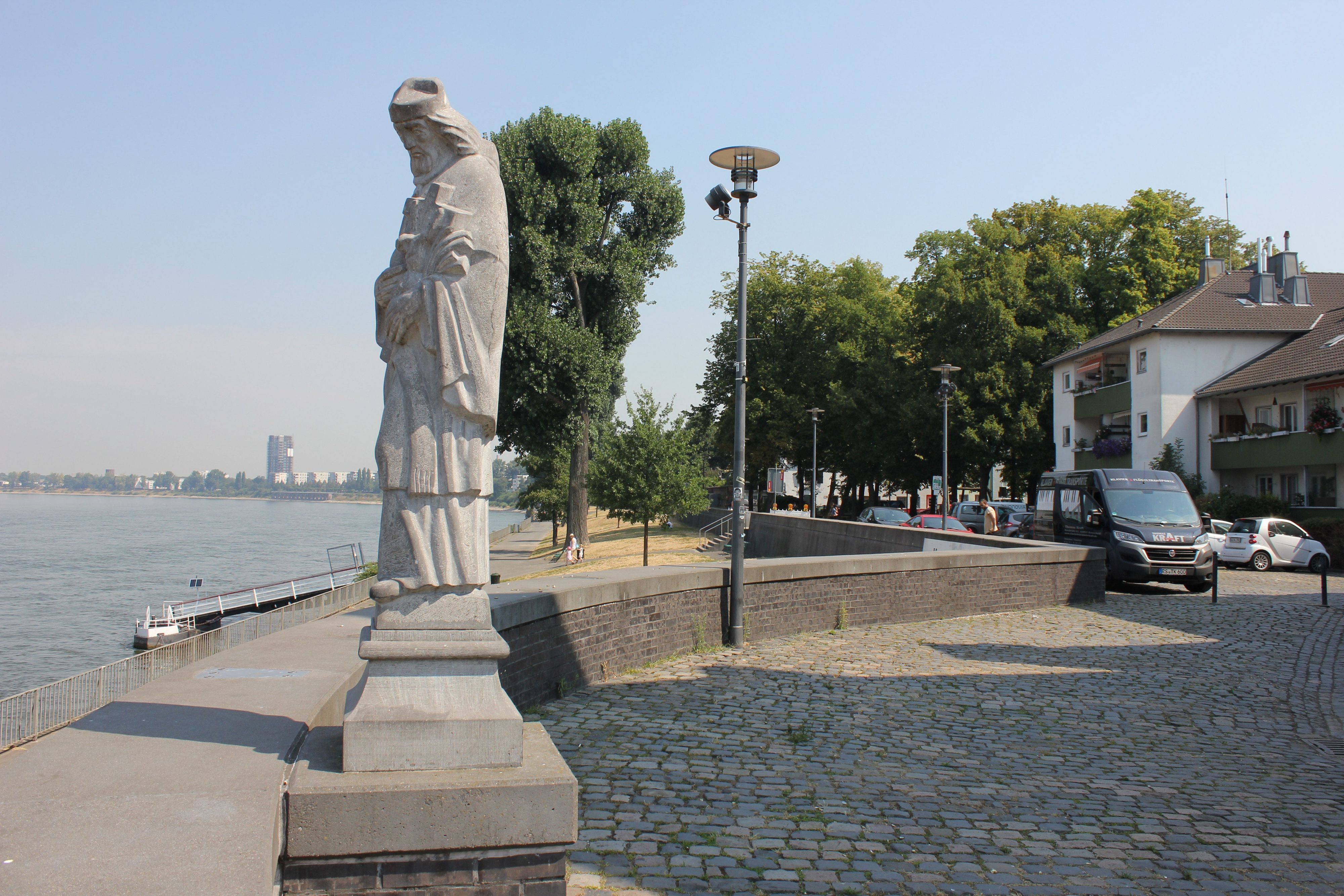 Die Statue des heiligen Nepomuk steht am Rhein.