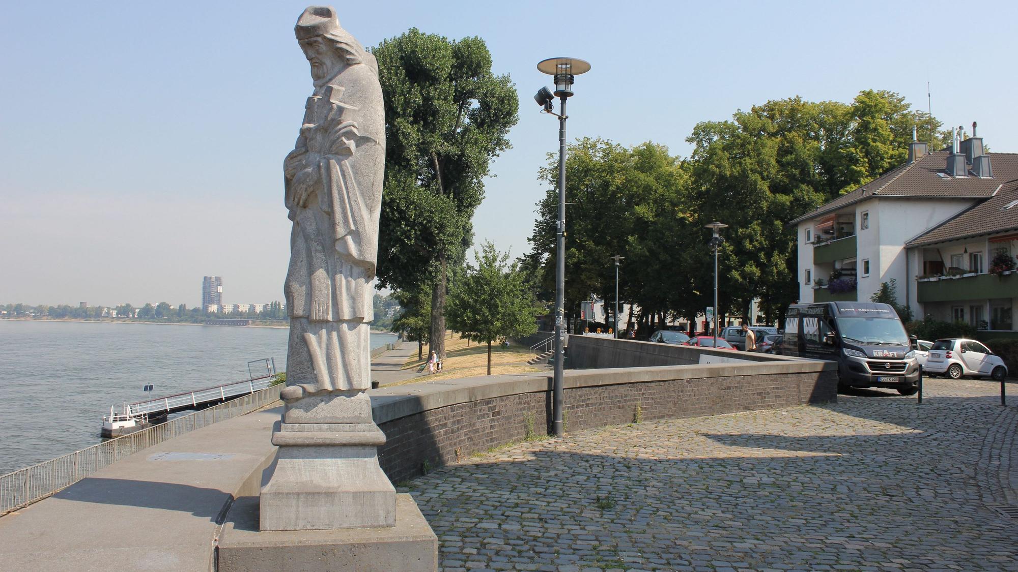 Die Statue des heiligen Nepomuk steht am Rhein.