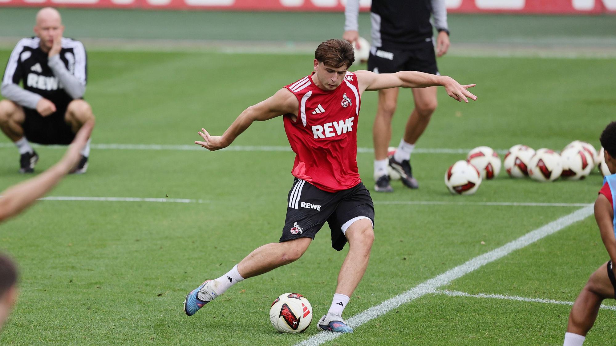 René Wagner beobachtet Mikey Moore auf dem Trainingsplatz.