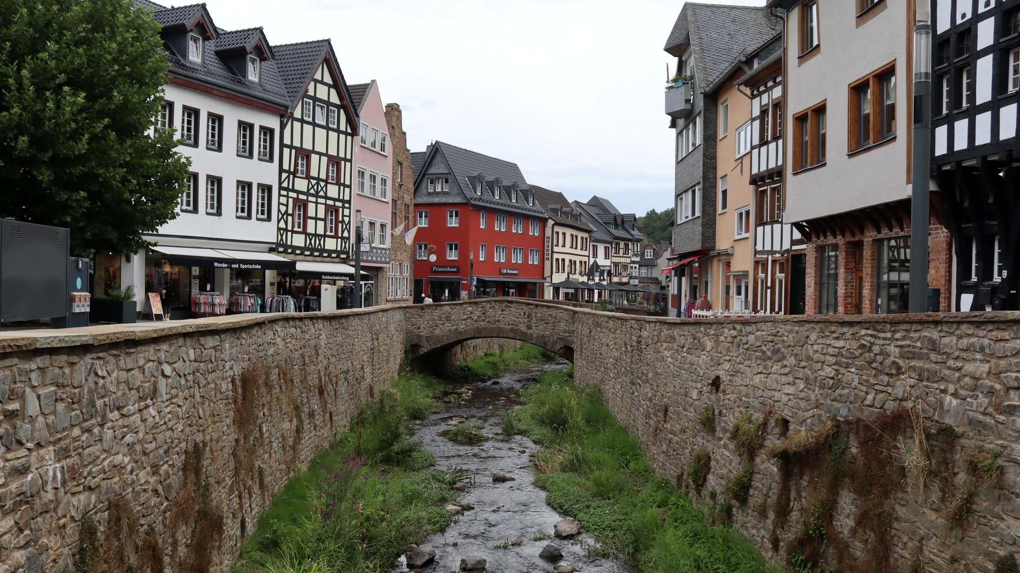 Die Erft in Bad Münstereifel führt im Sommer 2026 sehr wenig Wasser.