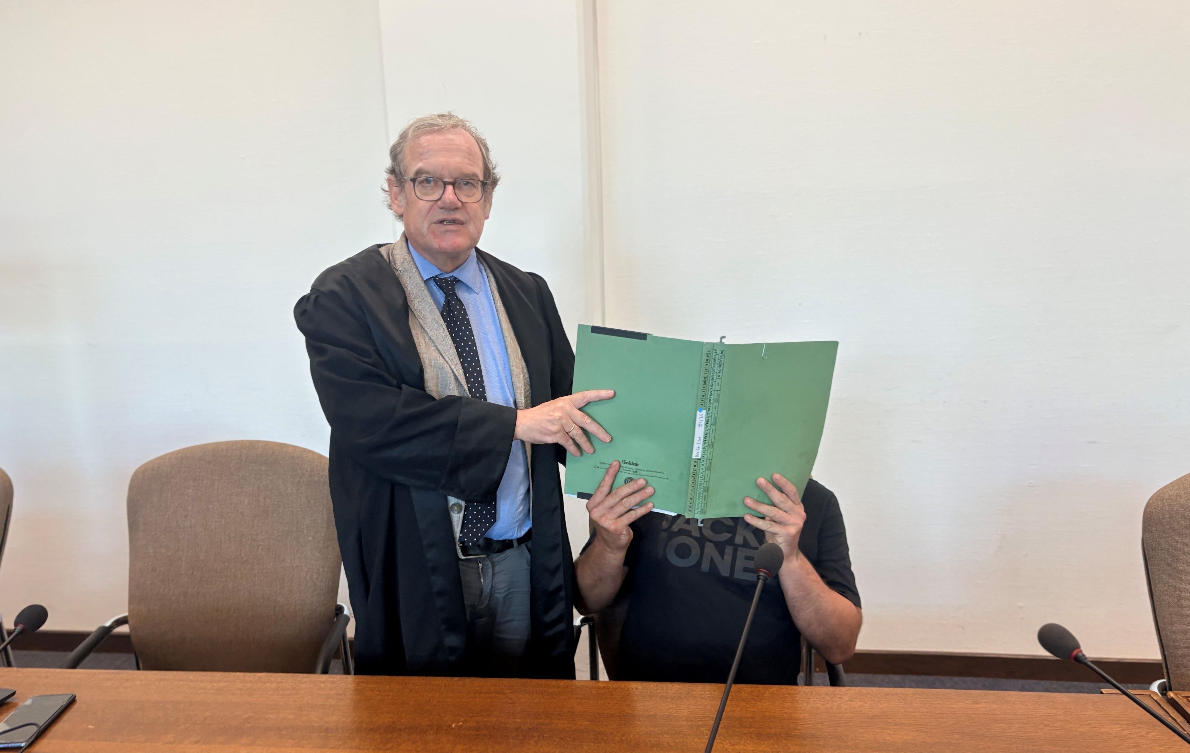 Der Angeklagte mit seinem Verteidiger Lukas Pieplow beim Prozessauftakt im Kölner Landgericht.