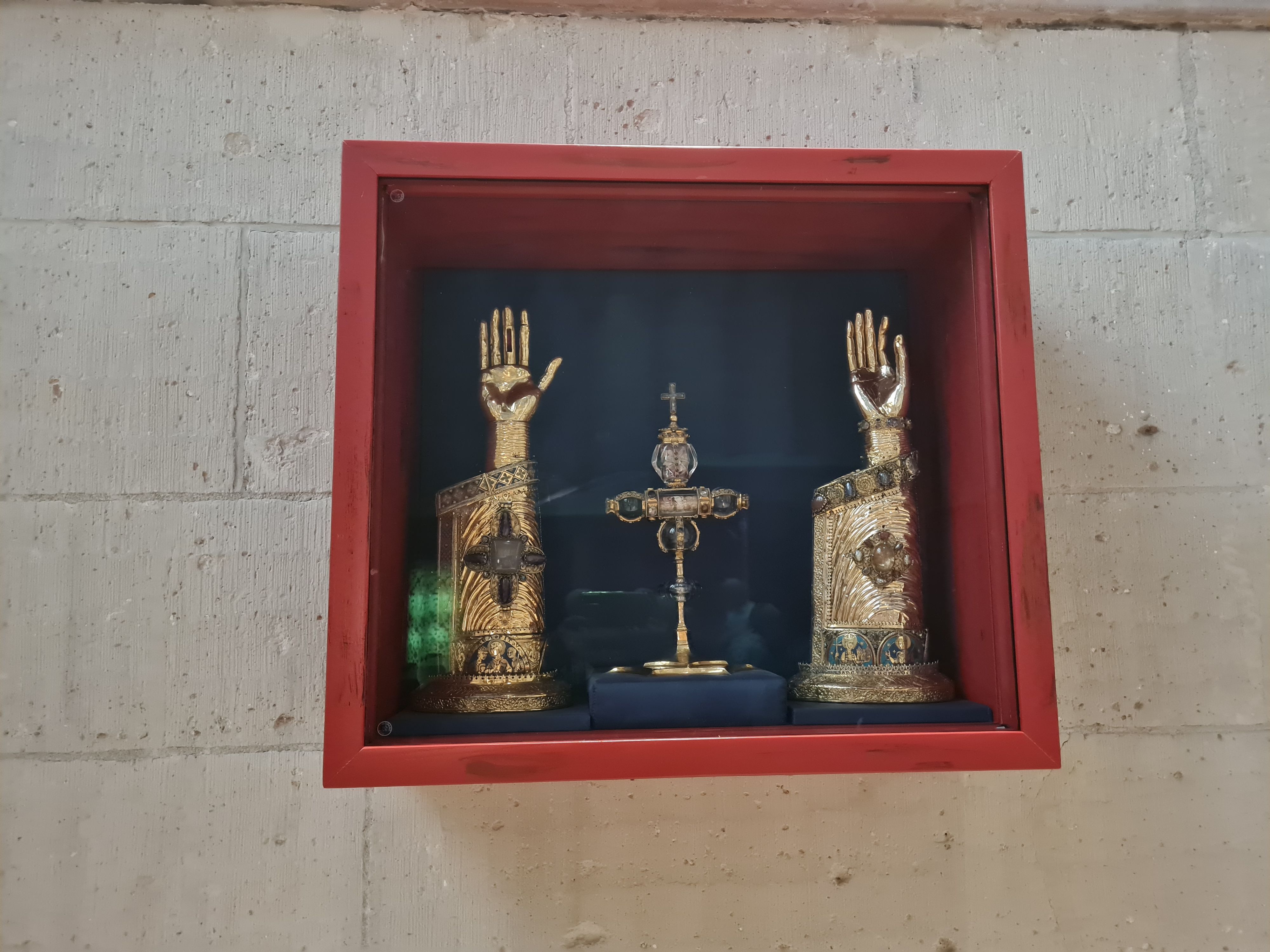 Kostbarkeiten in der Sakristei: Die Reliquienhandschuhe zählen zu den bedeutendsten Goldschmiedearbeiten der damaligen Zeit.