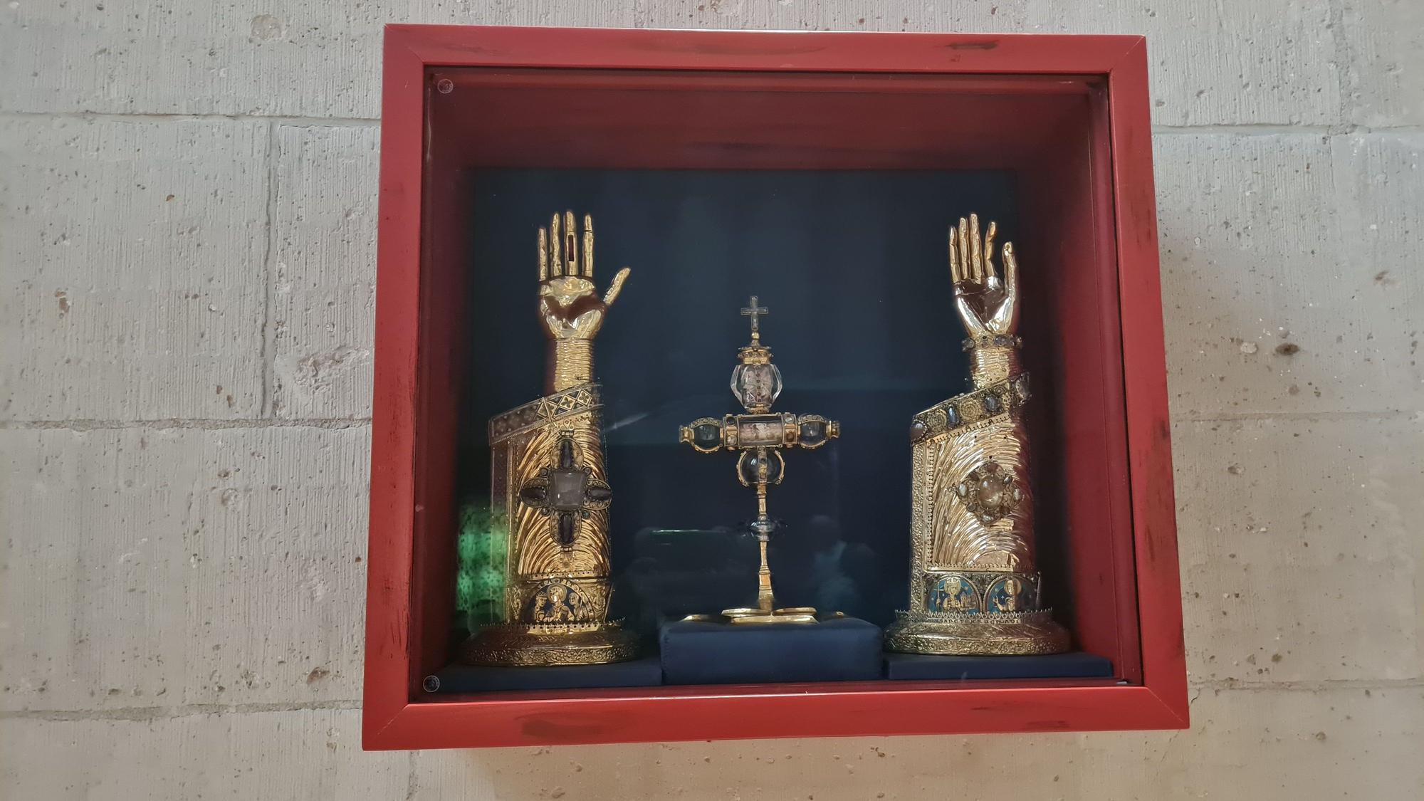 Kostbarkeiten in der Sakristei: Die Reliquienhandschuhe zählen zu den bedeutendsten Goldschmiedearbeiten der damaligen Zeit.