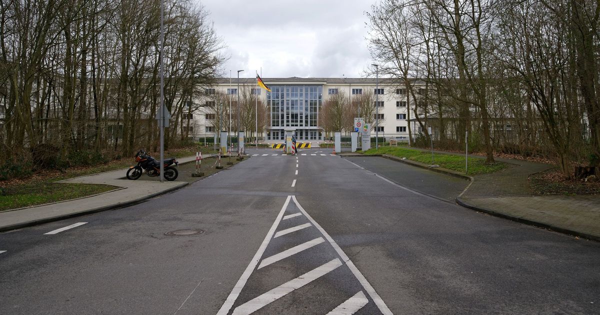 Military ring road closed: “Disarm Rheinmetall” blockades barracks in ...