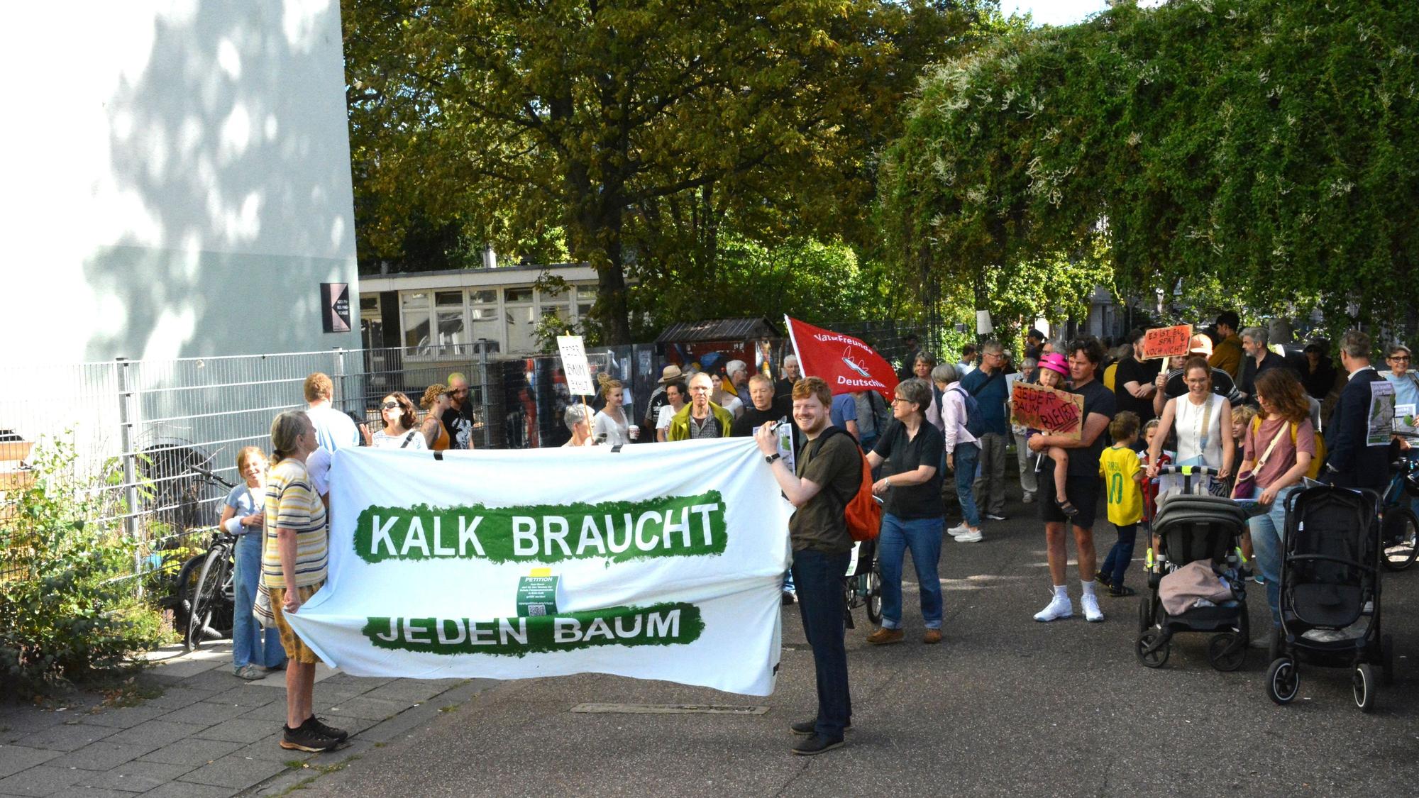 Demonstranten mit dem Transparent "Kalk braucht jeden Baum".