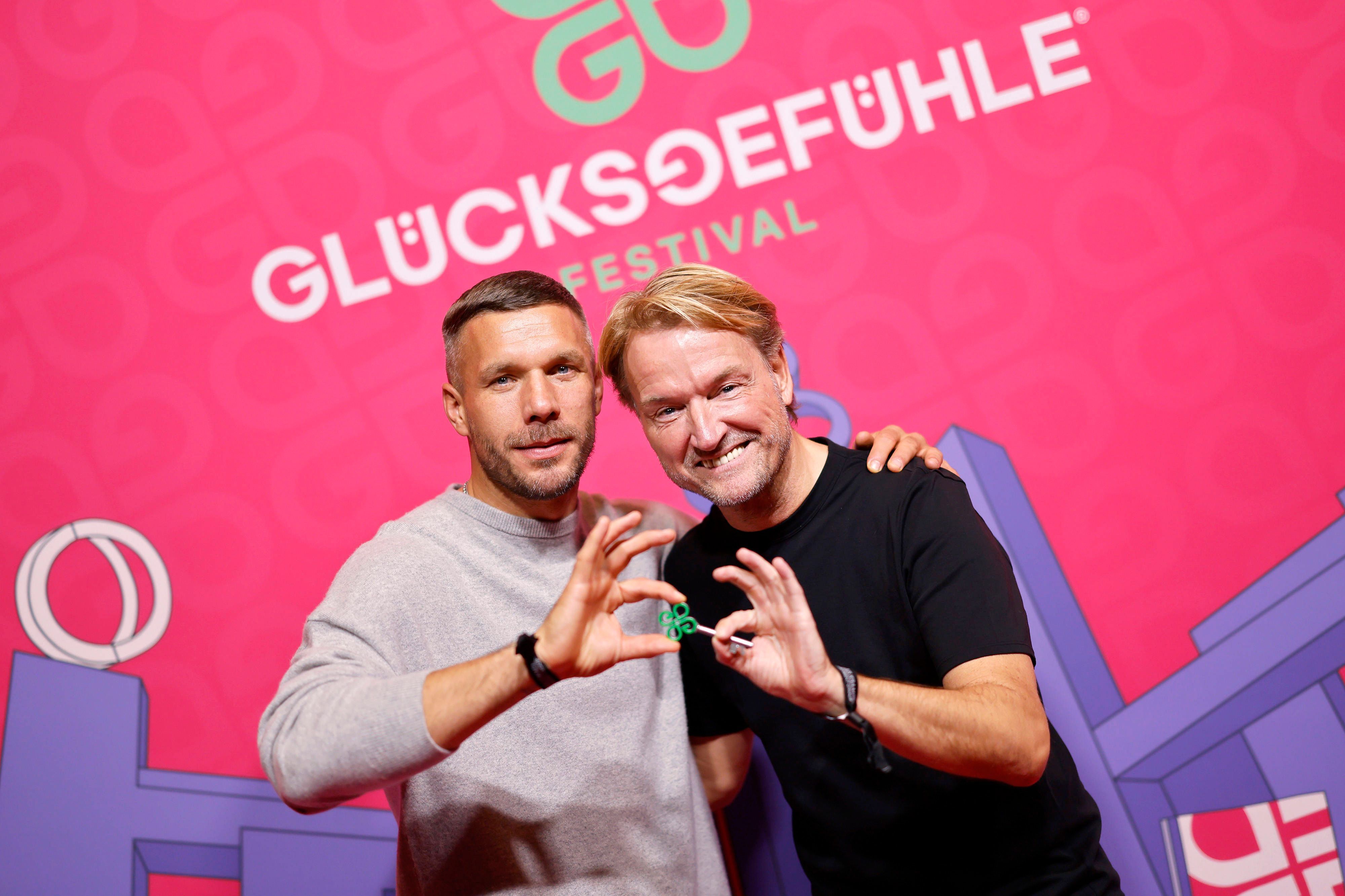 Lukas Podolski und Markus Krampe - die beiden Organisatoren des Glücksgefühle Festivals - bei der Vorstellung des Programms für das Glücksgefühle Festival 2026 im Cinedom.